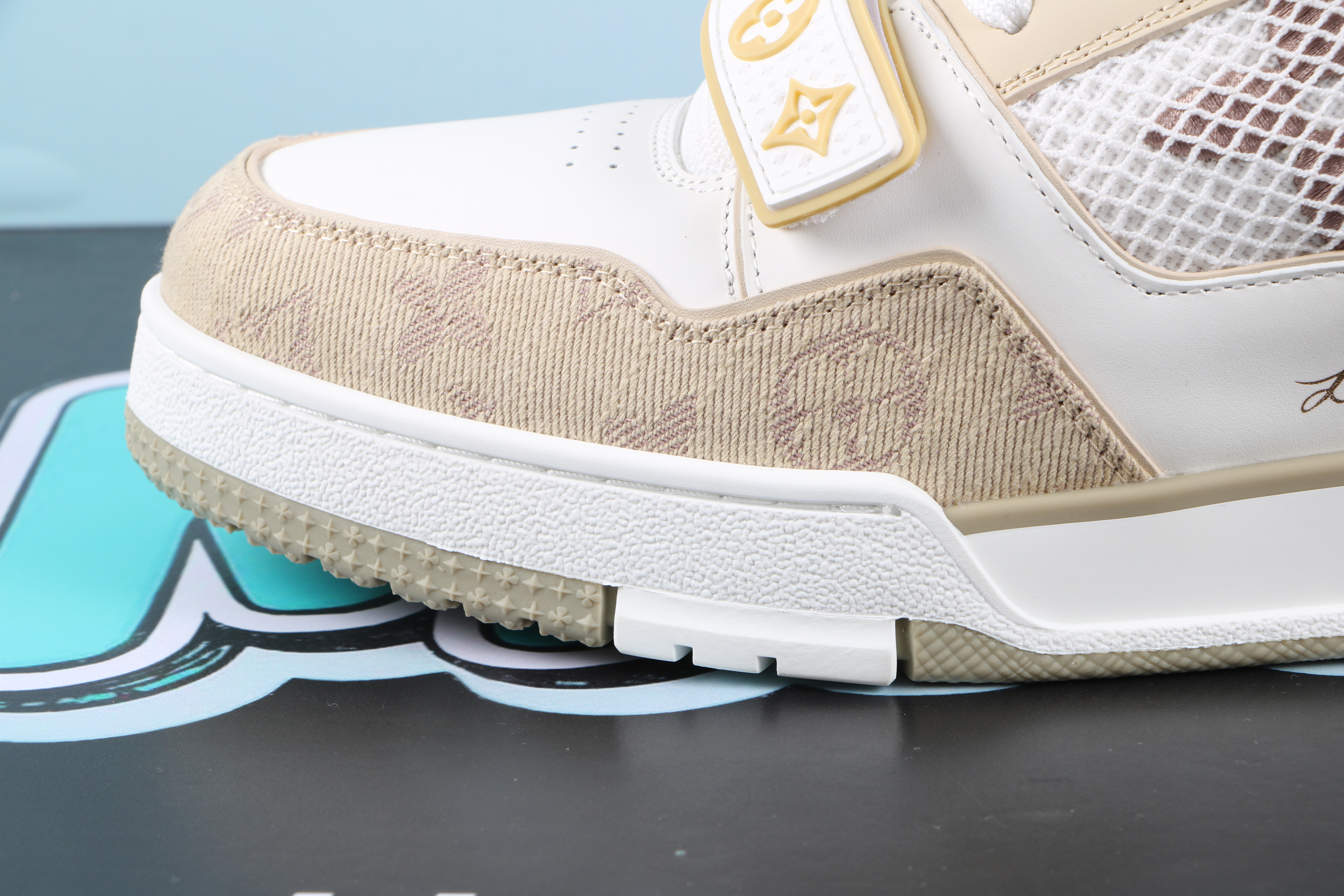 Louis Vuitton Trainer Monogram Denim Beige Whie