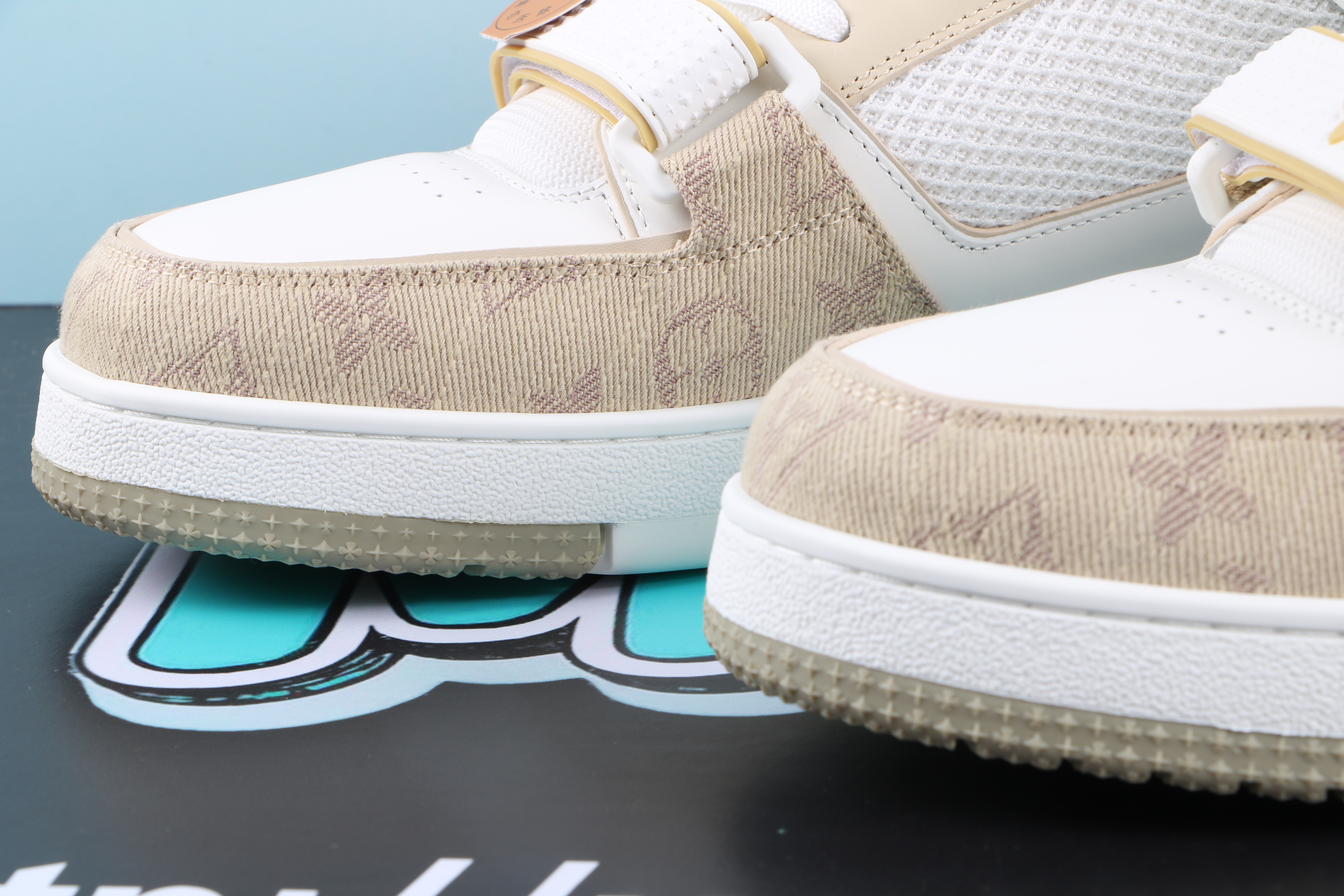 Louis Vuitton Trainer Monogram Denim Beige Whie