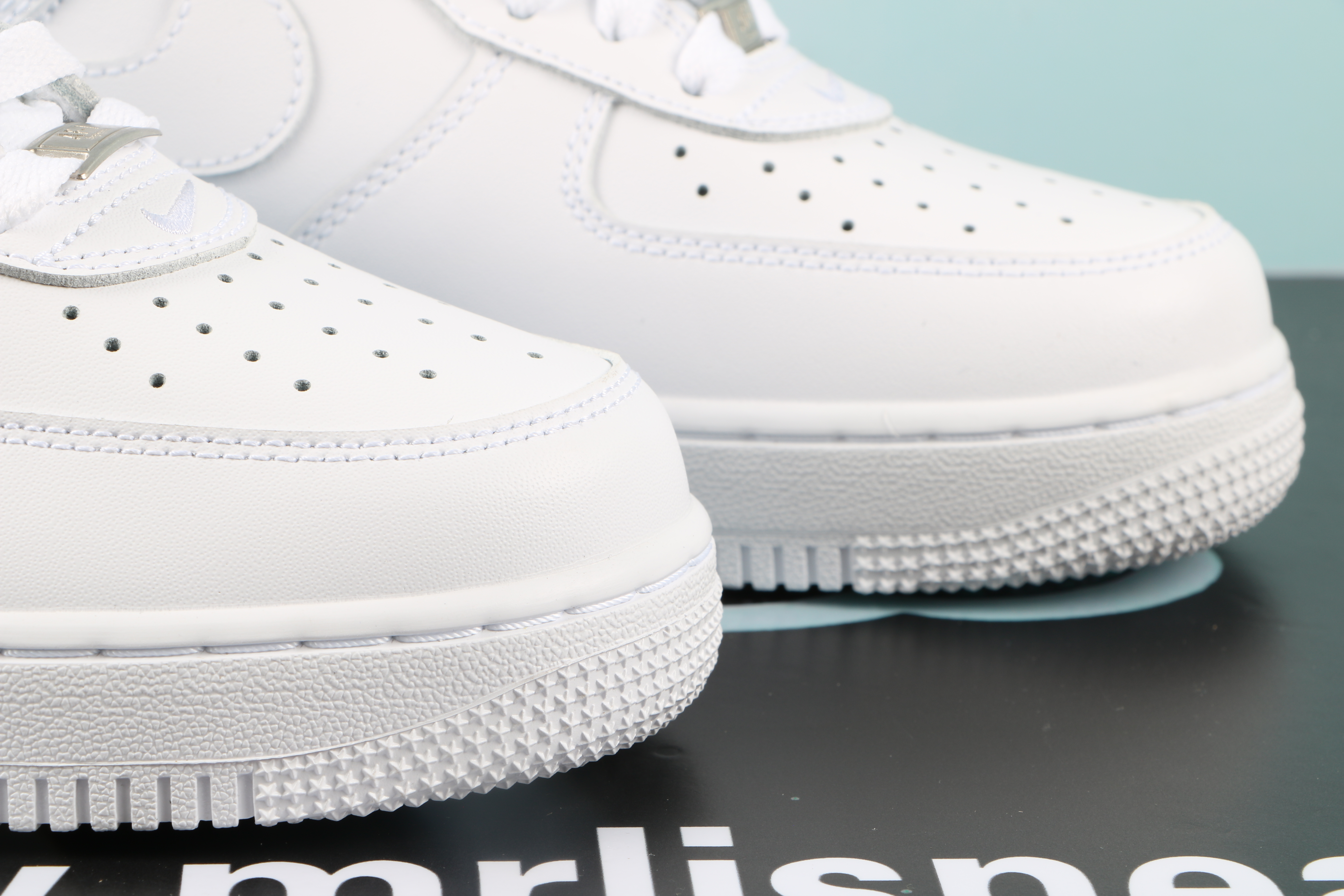 Nike Air Force 1 Low Supreme White
