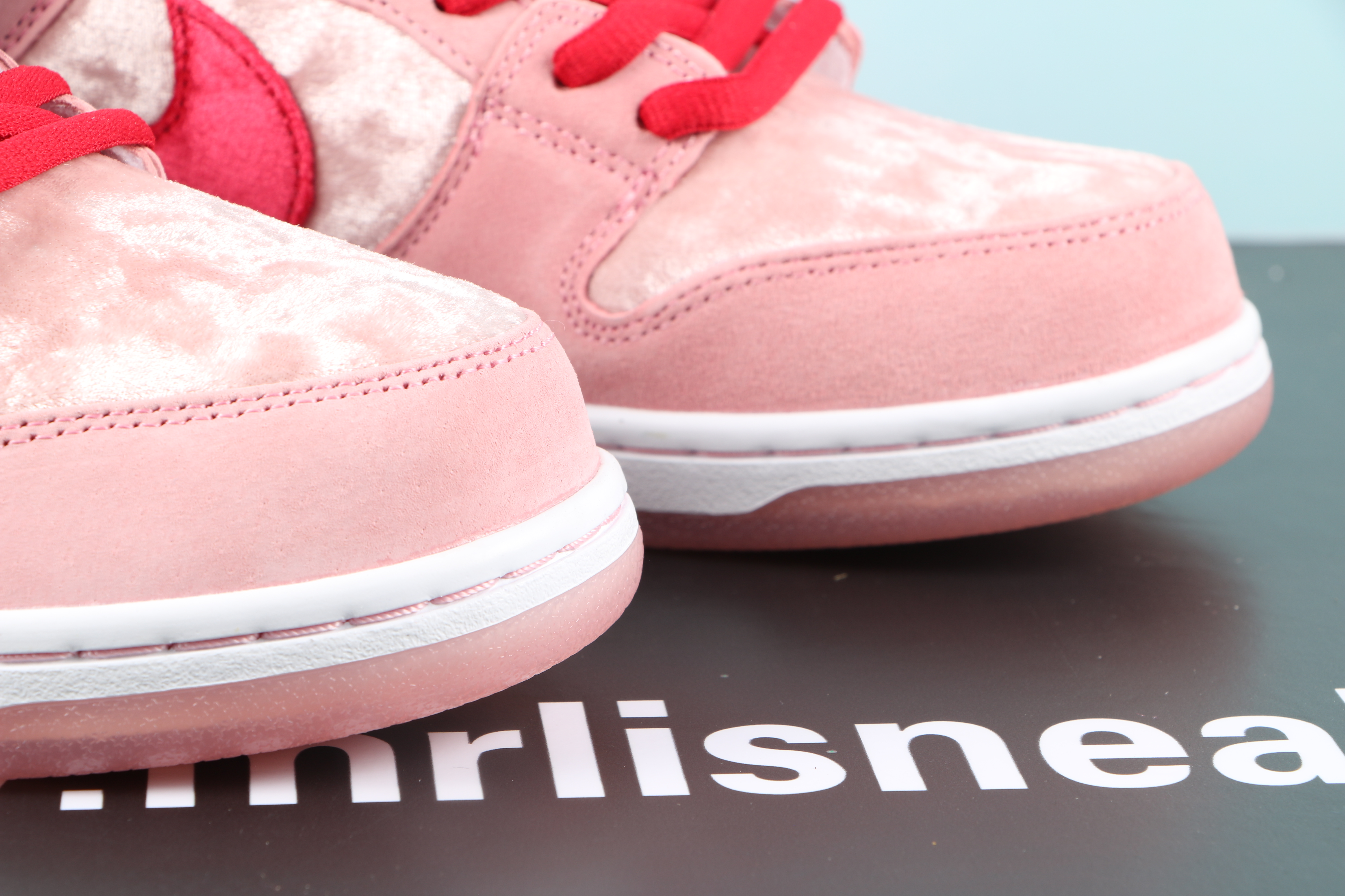 Nike SB Dunk Low StrangeLove Skateboards (Special Box)