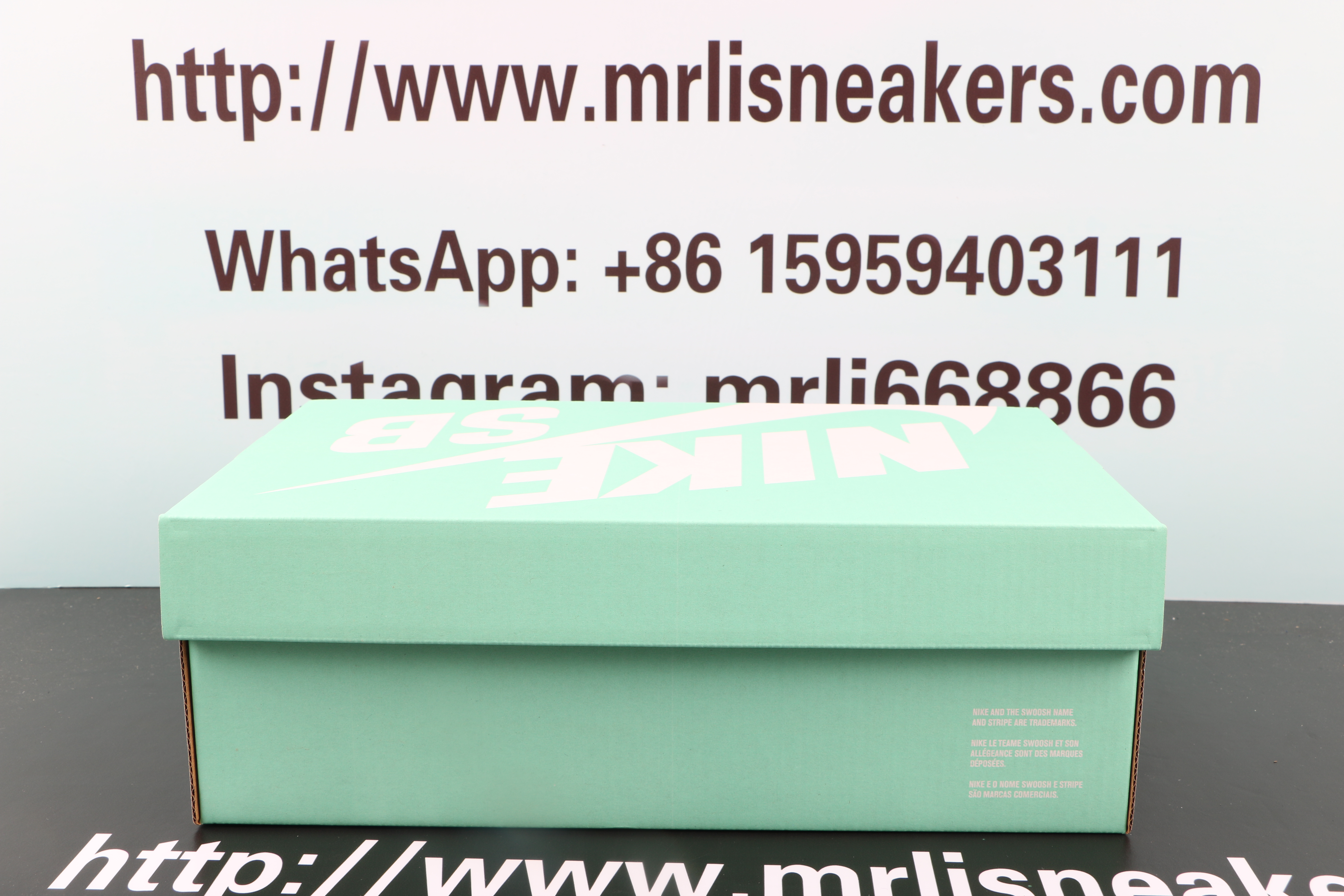 Nike SB Dunk Low StrangeLove Skateboards (Special Box)