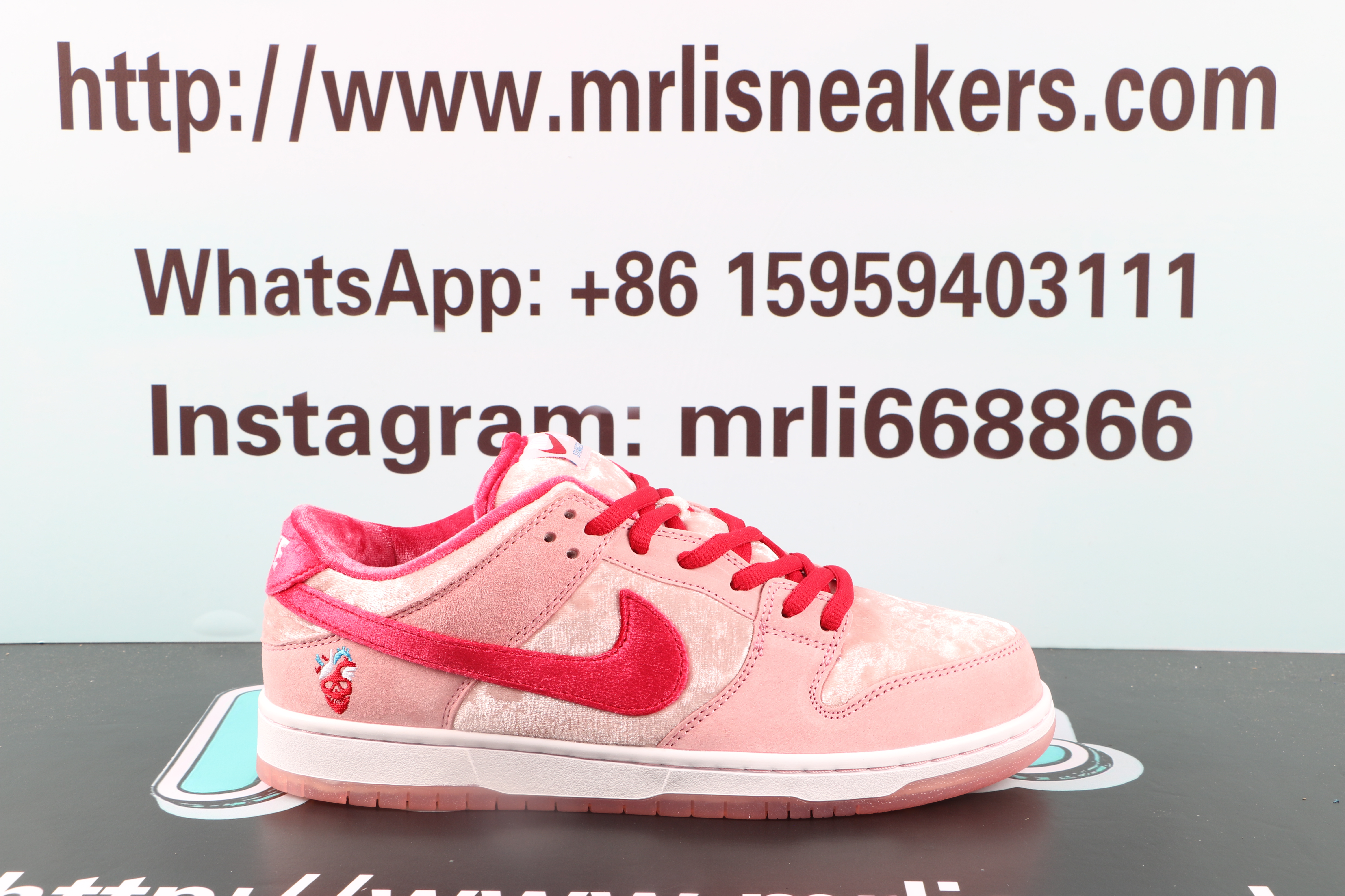 Nike SB Dunk Low StrangeLove Skateboards (Special Box)
