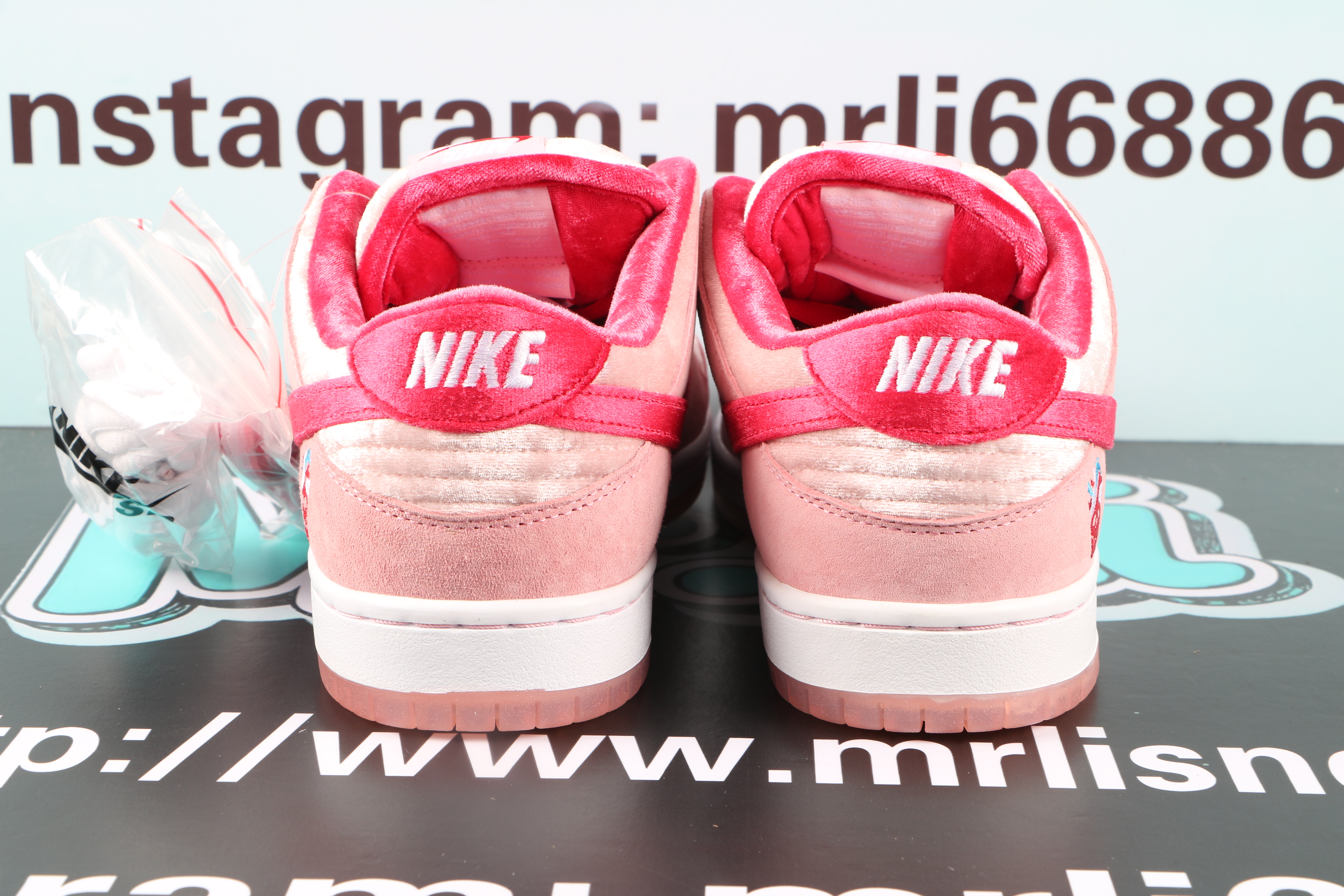 Nike SB Dunk Low StrangeLove Skateboards (Special Box)