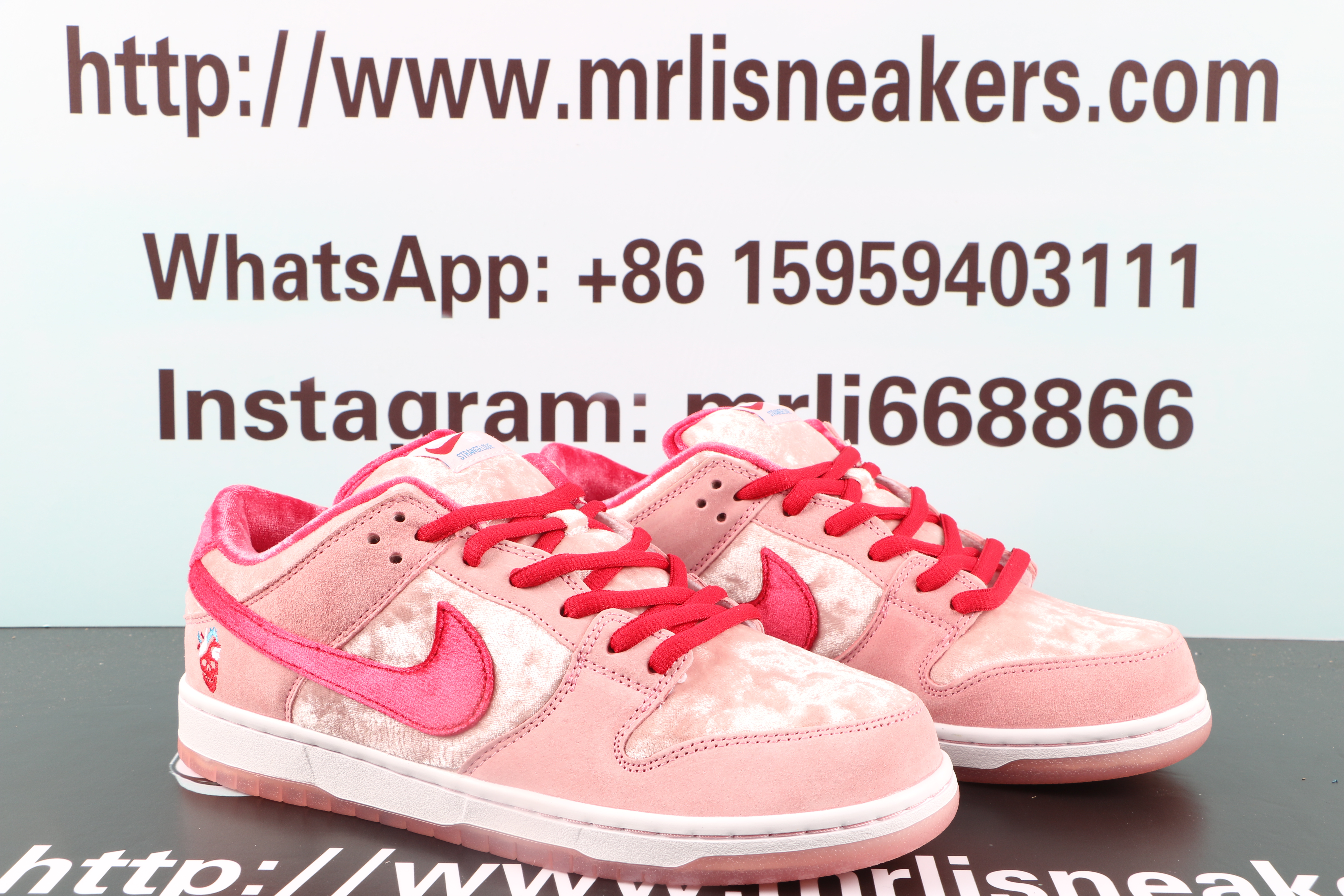 Nike SB Dunk Low StrangeLove Skateboards (Special Box)