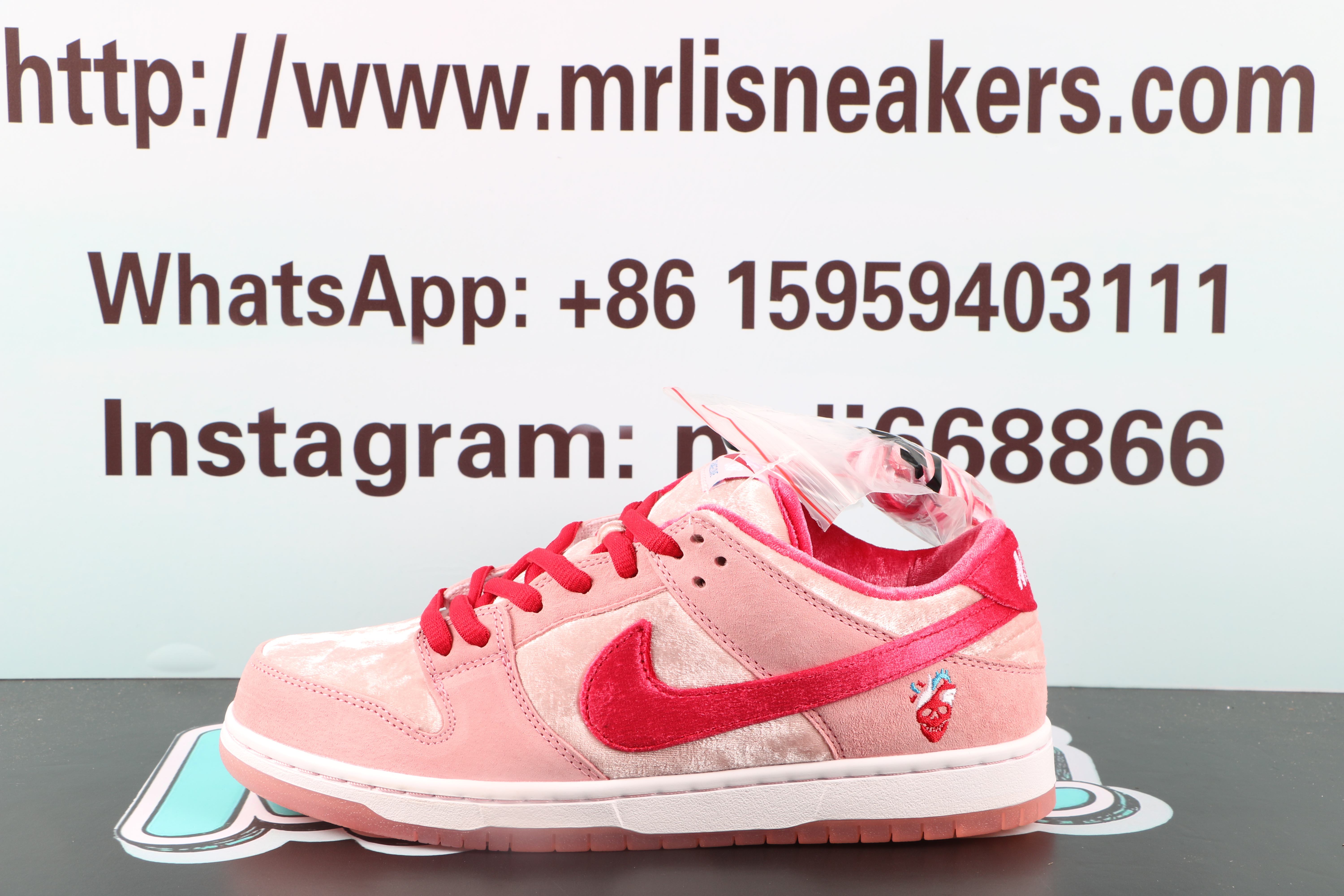 Nike SB Dunk Low StrangeLove Skateboards (Special Box)