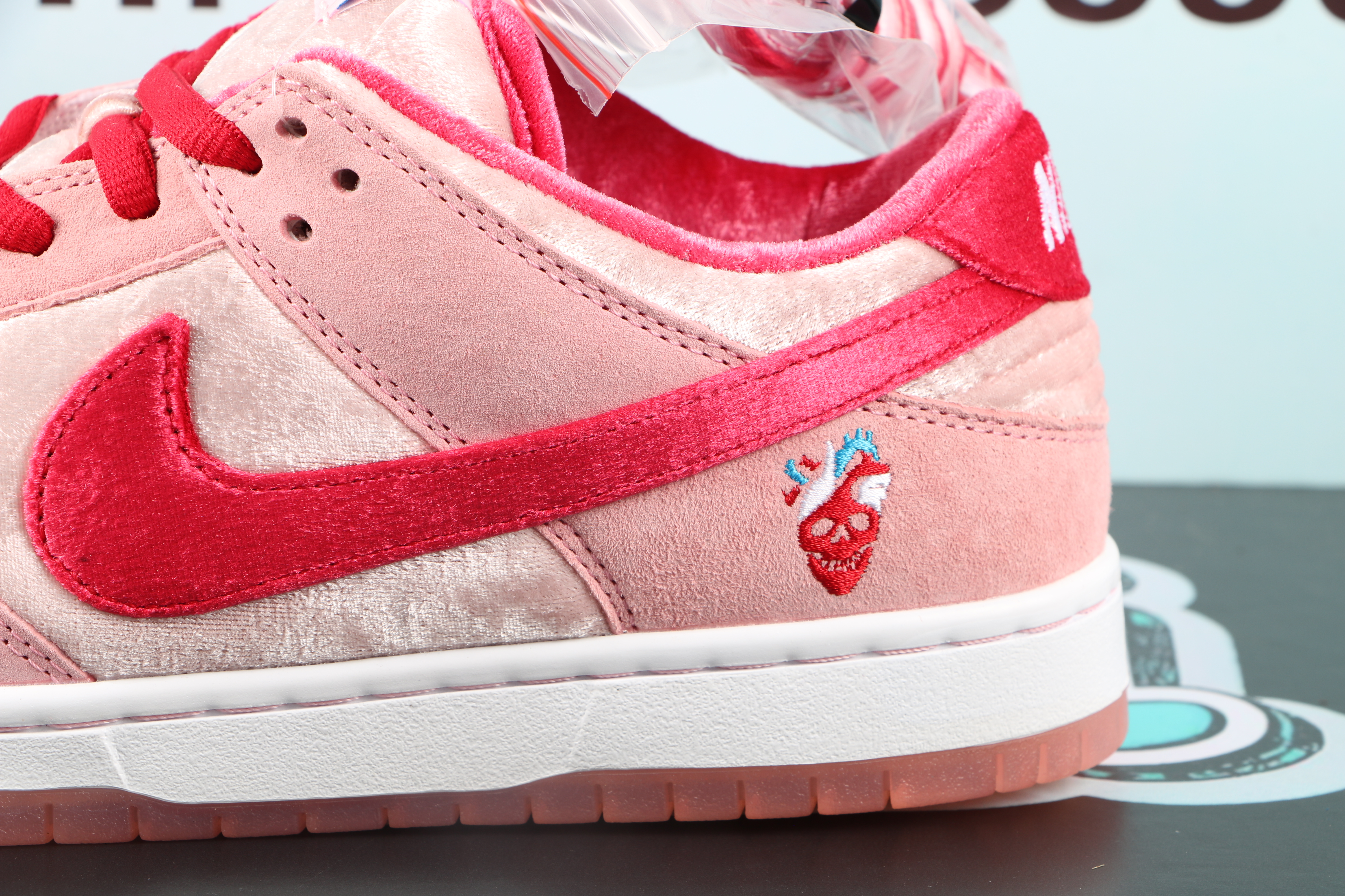 Nike SB Dunk Low StrangeLove Skateboards (Special Box)