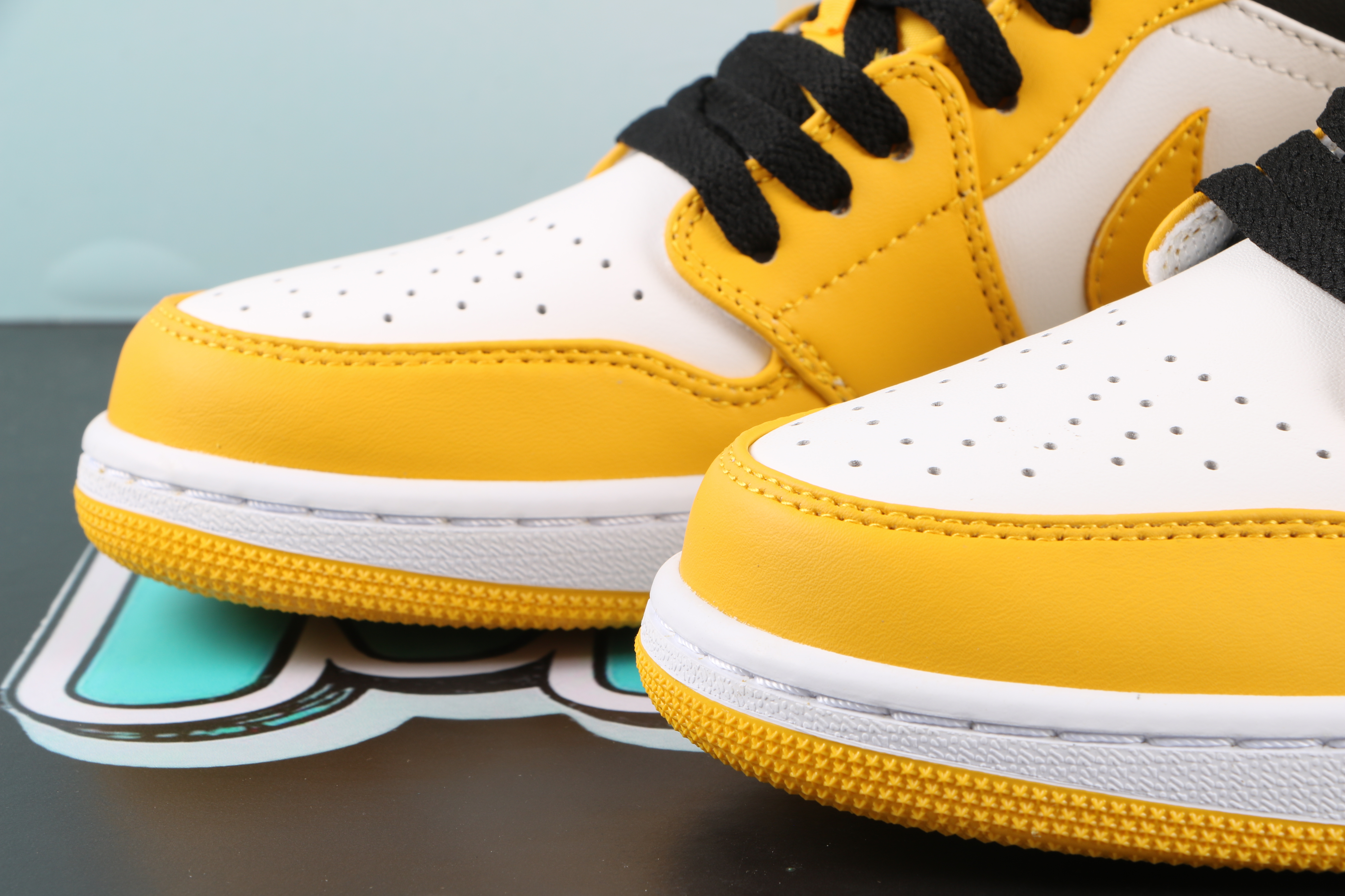 Air Jordan 1 Low University Gold White