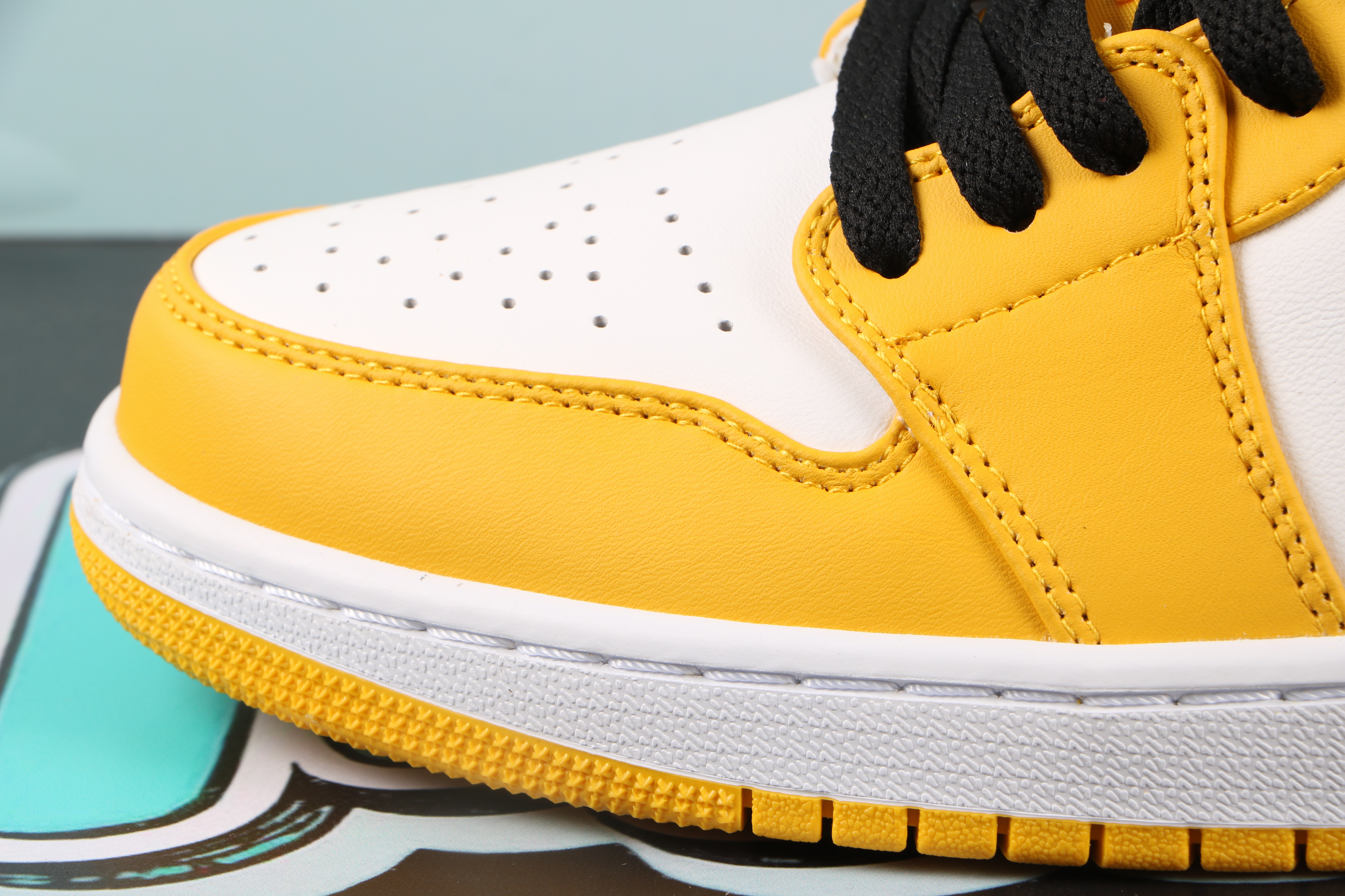 Air Jordan 1 Low University Gold White