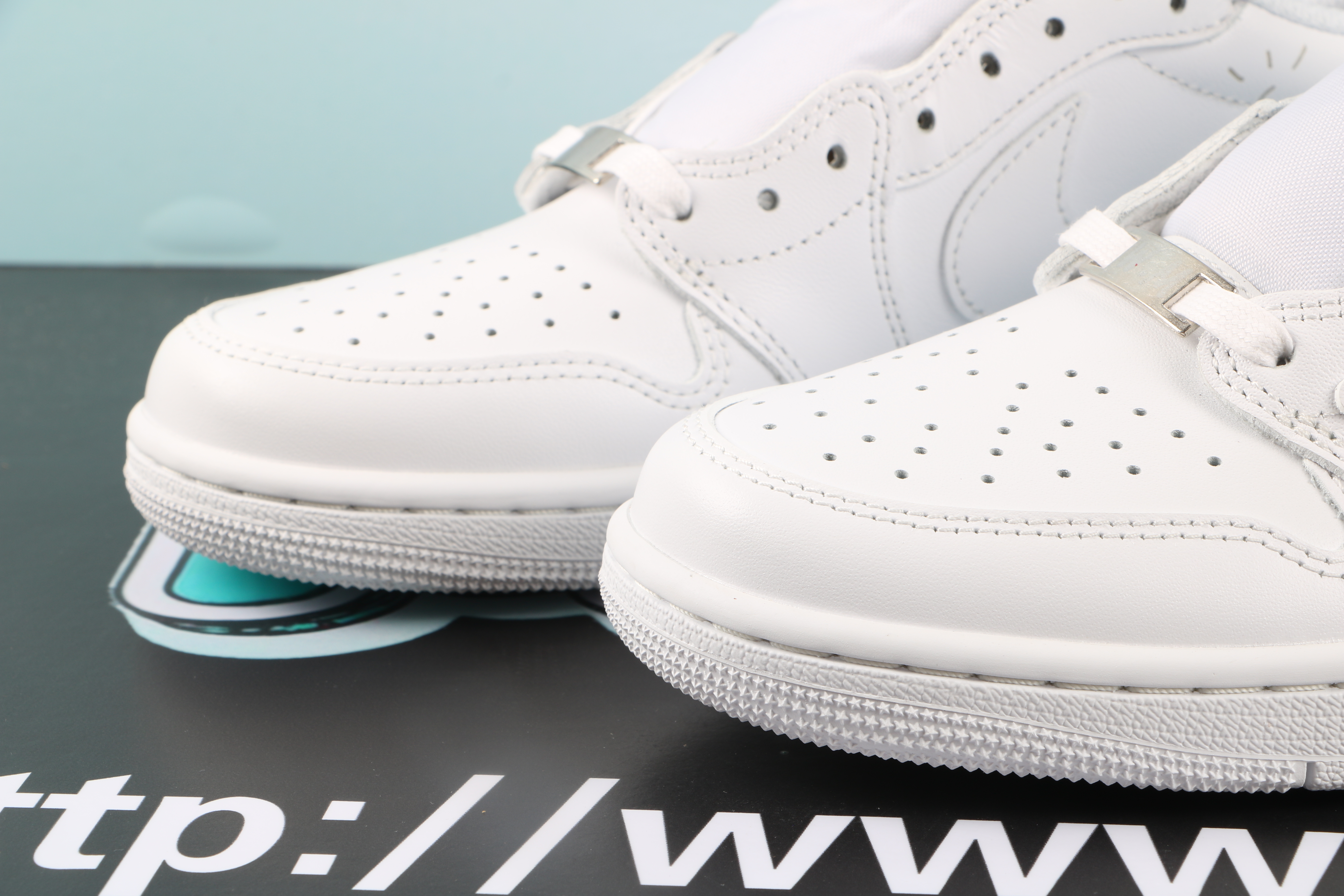 Jordan 1 Low Travis Scott White Party 2024