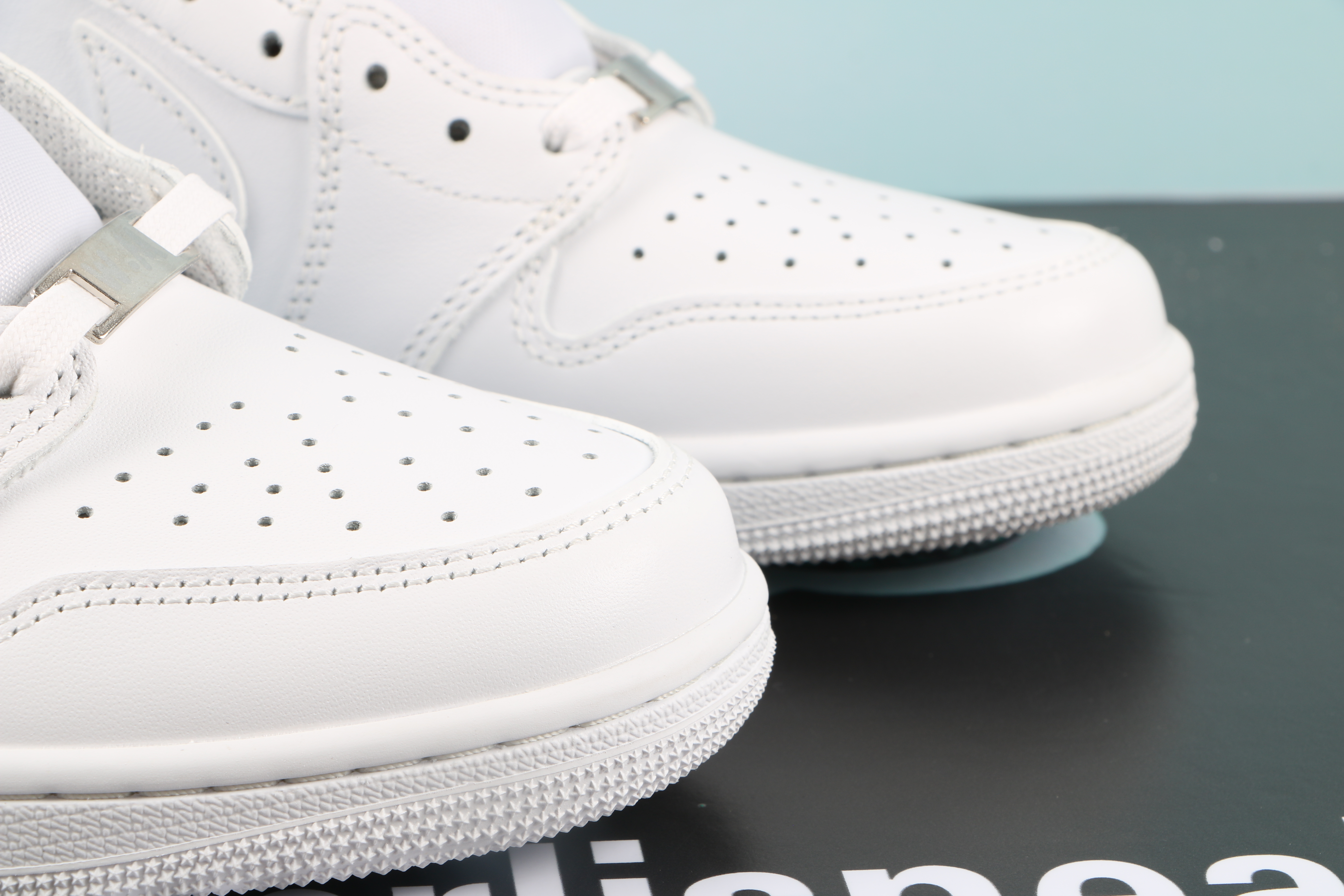 Jordan 1 Low Travis Scott White Party 2024