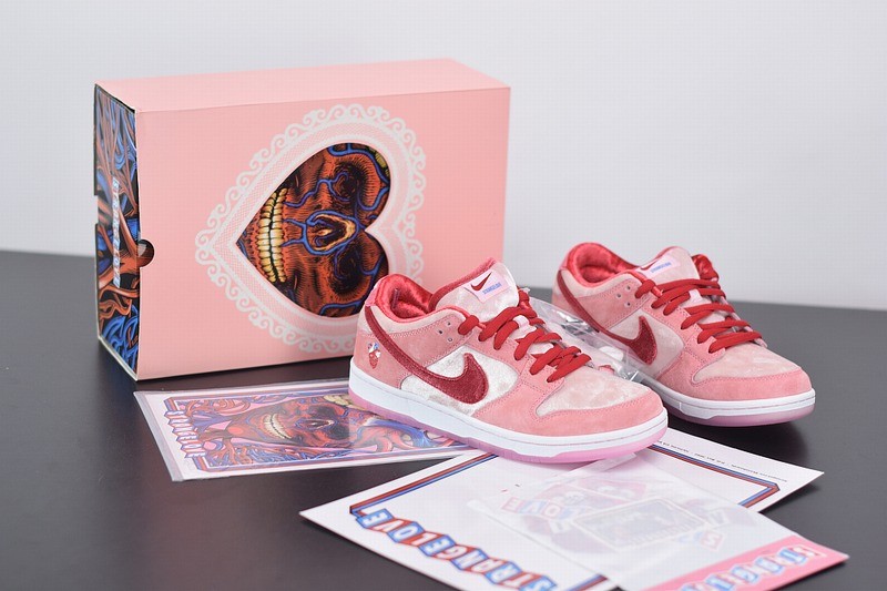 Nike SB Dunk Low StrangeLove Skateboards (Special Box) Nike SB Dunk Low StrangeLove Skateboards (Special Box)