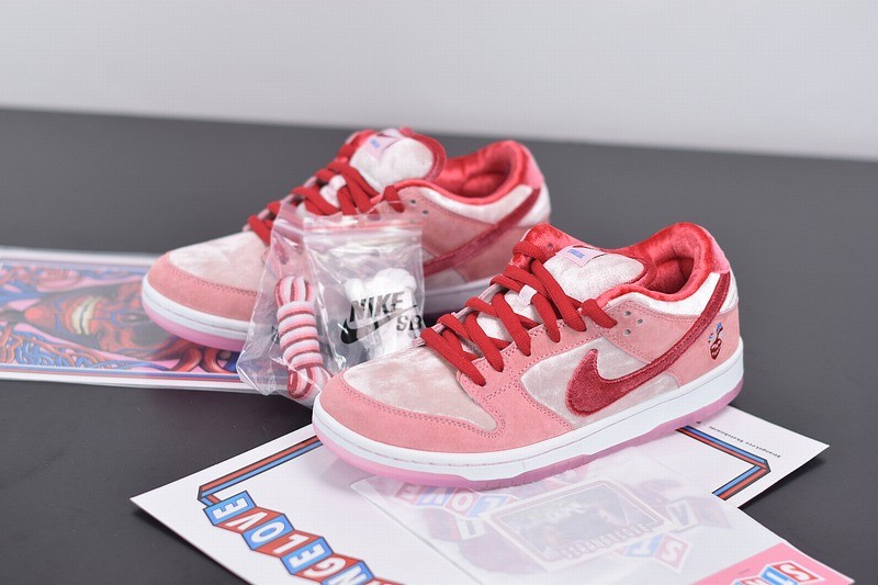 Nike SB Dunk Low StrangeLove Skateboards (Special Box) Nike SB Dunk Low StrangeLove Skateboards (Special Box)