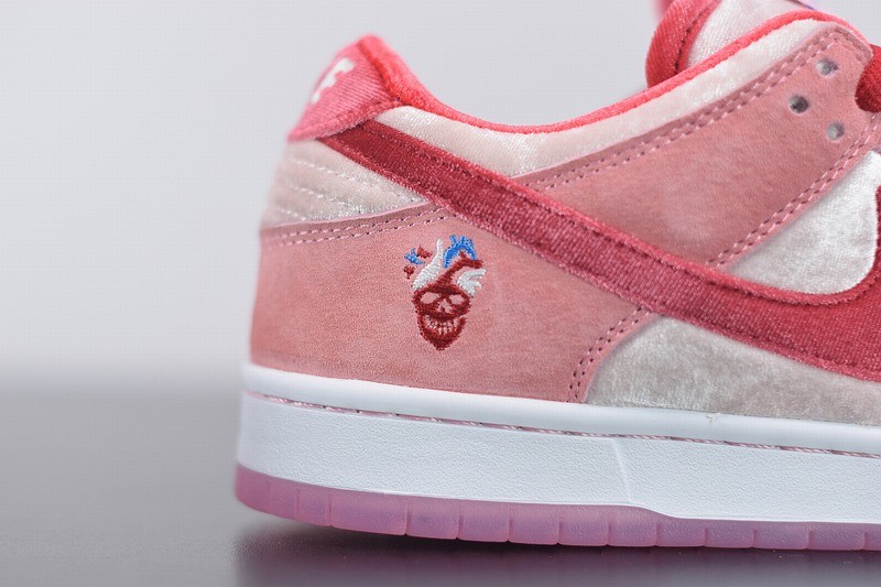 Nike SB Dunk Low StrangeLove Skateboards (Special Box) Nike SB Dunk Low StrangeLove Skateboards (Special Box)