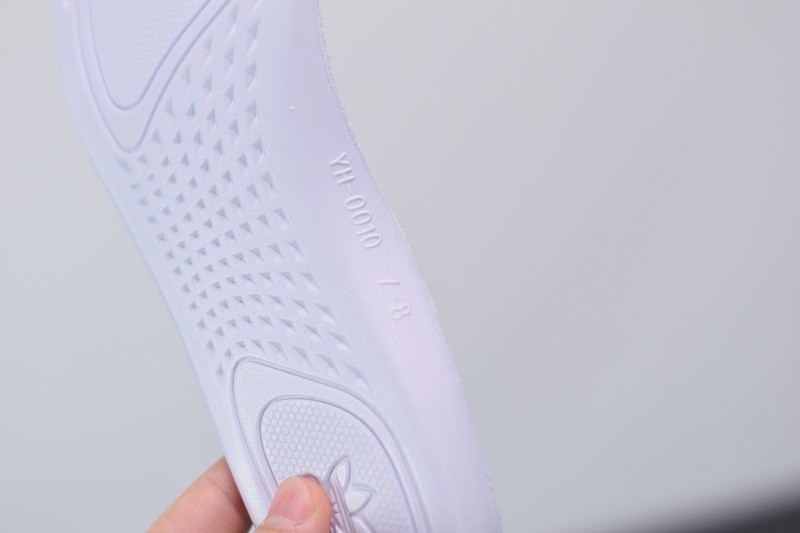 Yeezy Boost 350 V2 Clud White (Non-Reflective) Yeezy Boost 350 V2 Clud White (Non-Reflective)
