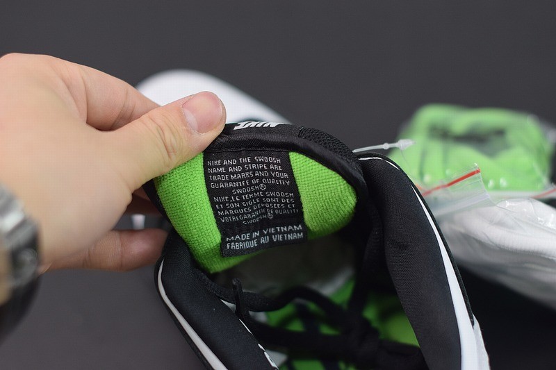 Nike SB Dunk Low Staple Panda Pigeon Nike SB Dunk Low Staple Panda Pigeon