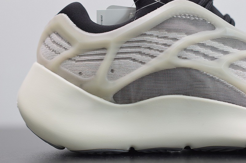 Yeezy 700 V3 Beige/Ltgy/Black