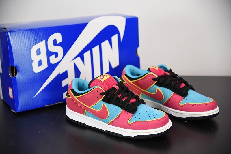 Nike Dunk SB Low Ms.Pacman Nike Dunk SB Low Ms.Pacman