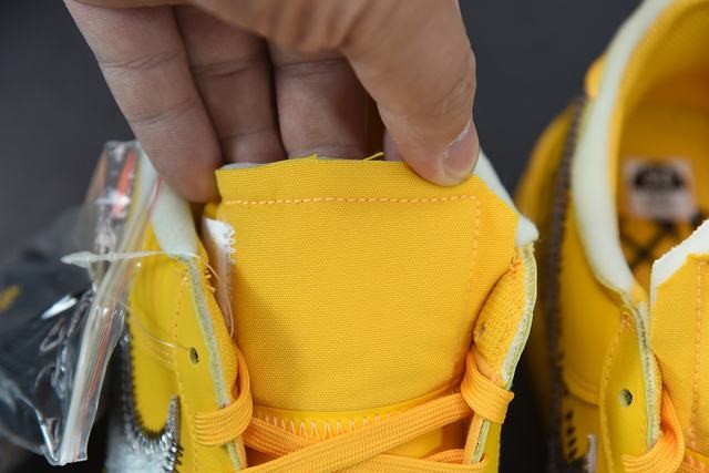 Nike Air Force 1 Low OFF-WHITE University Gold Metallic Silver Nike Air Force 1 Low OFF-WHITE University Gold Metallic Silver
