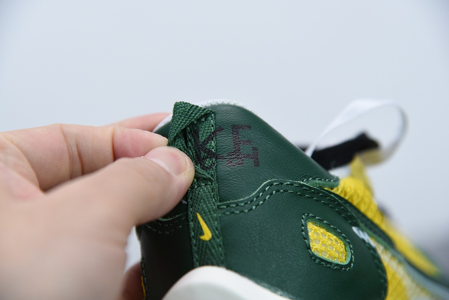 Nike Vaporwaffle sacai Tour Yellow Stadium Green Nike Vaporwaffle sacai Tour Yellow Stadium Green