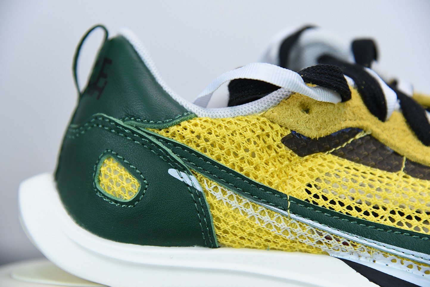 Nike Vaporwaffle sacai Tour Yellow Stadium Green Nike Vaporwaffle sacai Tour Yellow Stadium Green