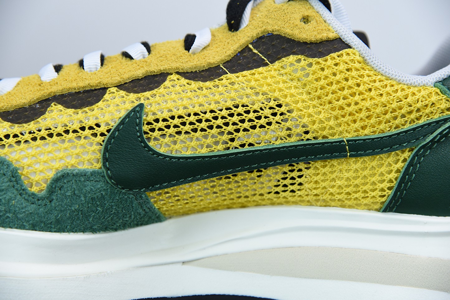 Nike Vaporwaffle sacai Tour Yellow Stadium Green Nike Vaporwaffle sacai Tour Yellow Stadium Green