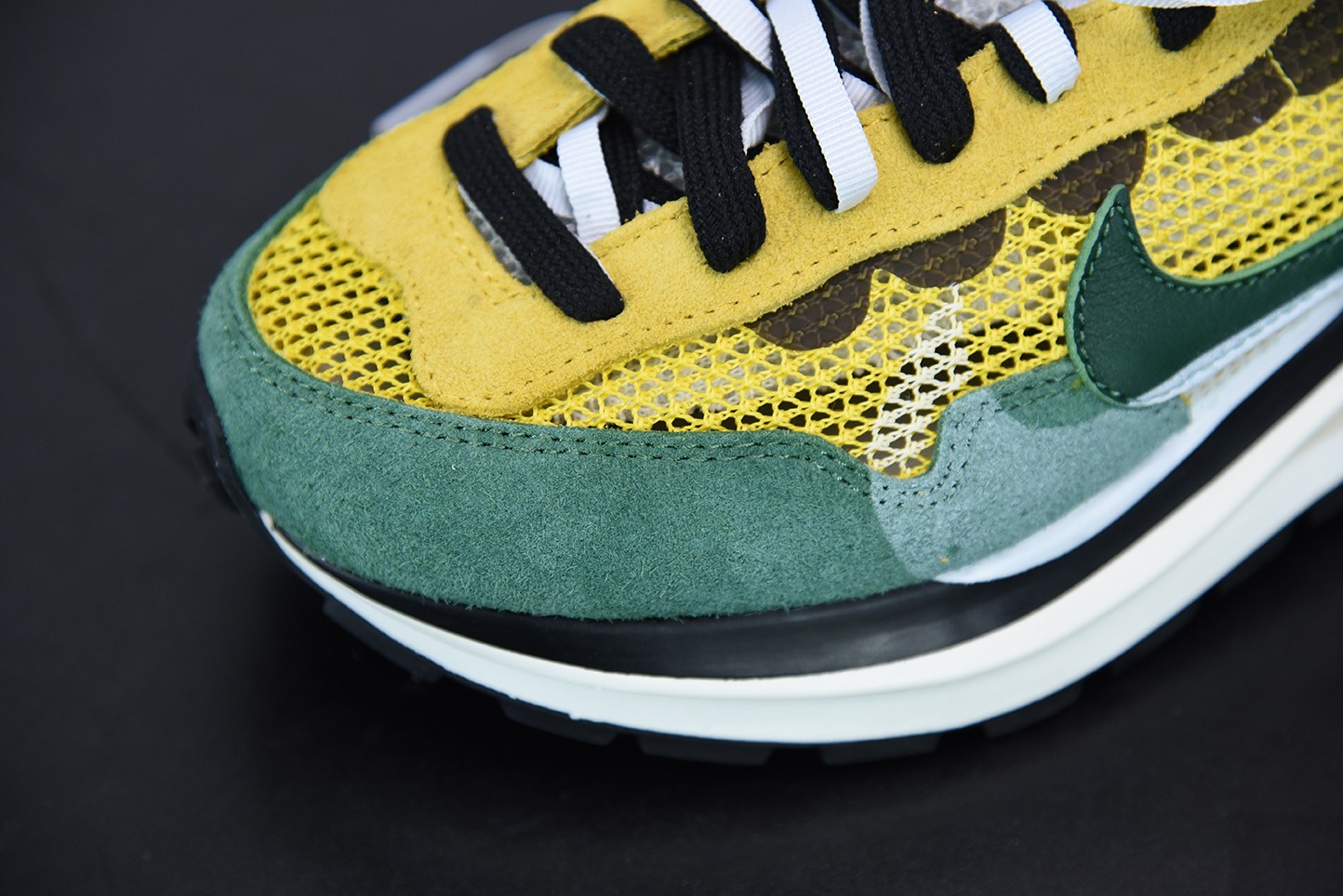 Nike Vaporwaffle sacai Tour Yellow Stadium Green Nike Vaporwaffle sacai Tour Yellow Stadium Green