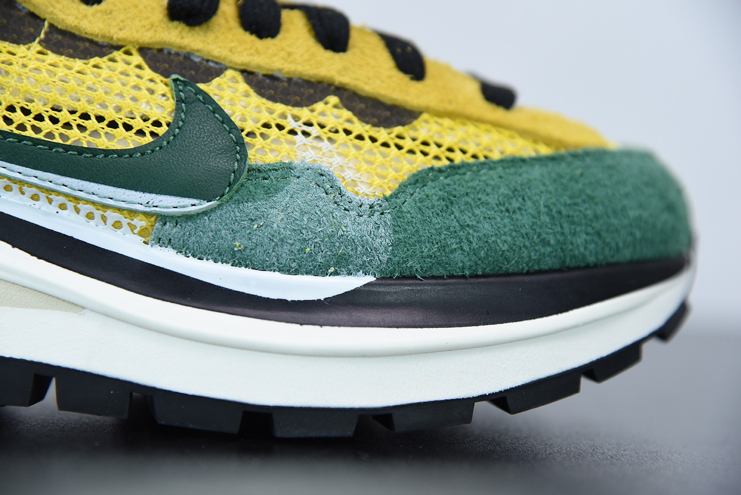Nike Vaporwaffle sacai Tour Yellow Stadium Green Nike Vaporwaffle sacai Tour Yellow Stadium Green