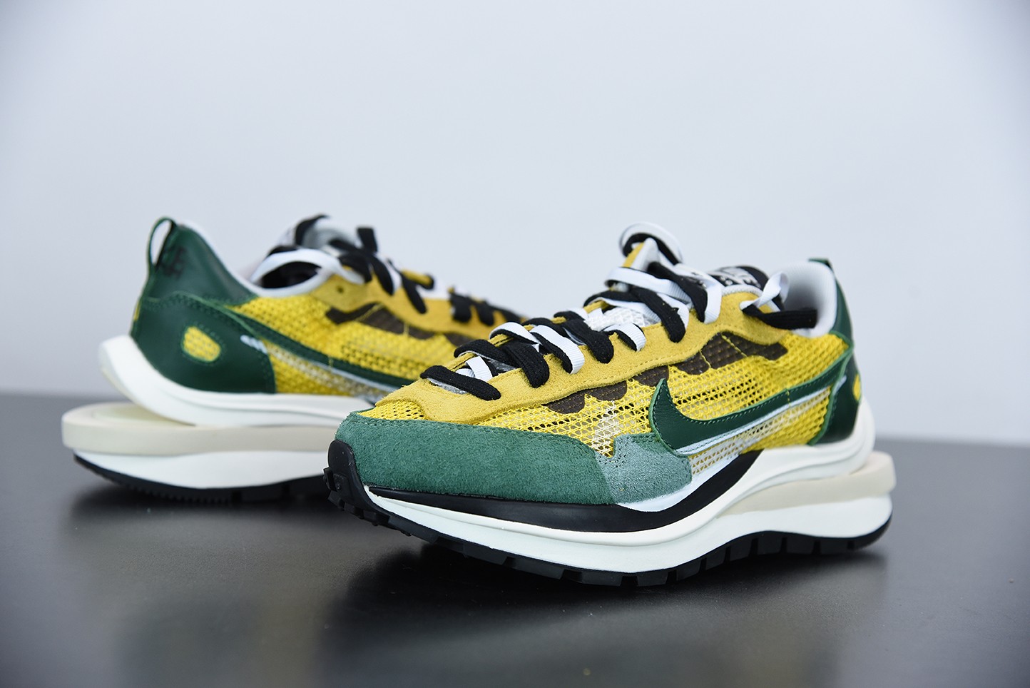 Nike Vaporwaffle sacai Tour Yellow Stadium Green Nike Vaporwaffle sacai Tour Yellow Stadium Green