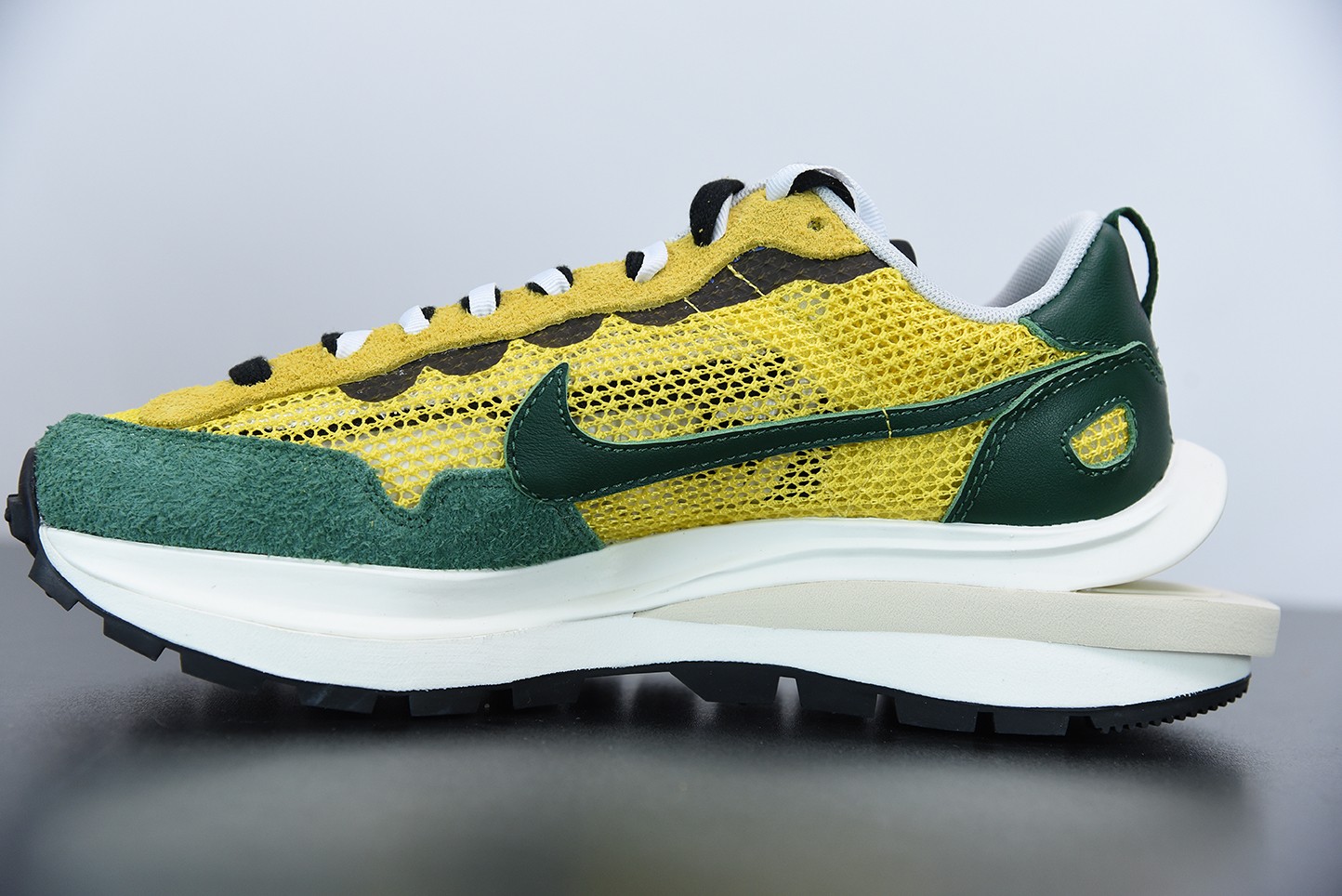 Nike Vaporwaffle sacai Tour Yellow Stadium Green Nike Vaporwaffle sacai Tour Yellow Stadium Green