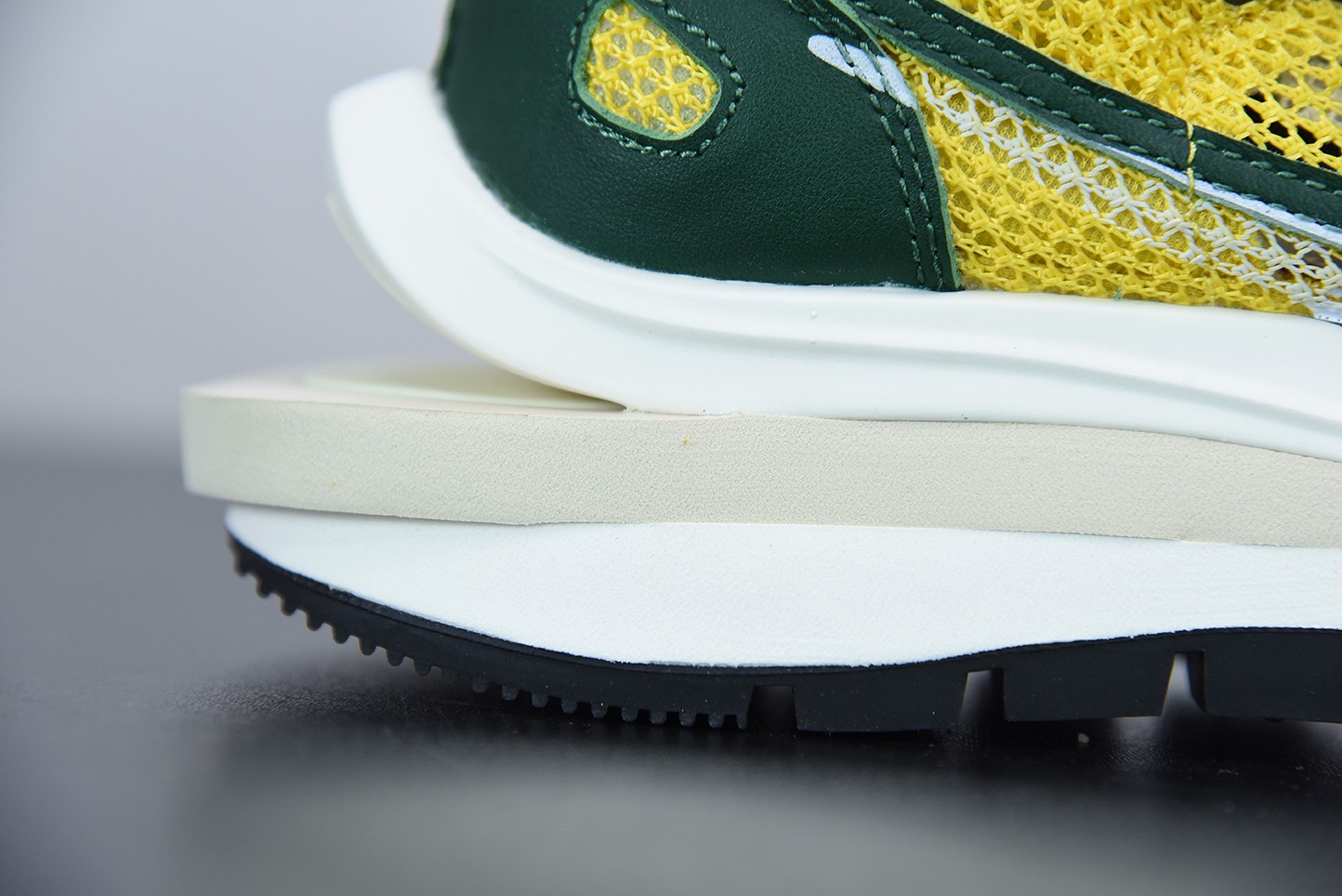 Nike Vaporwaffle sacai Tour Yellow Stadium Green Nike Vaporwaffle sacai Tour Yellow Stadium Green