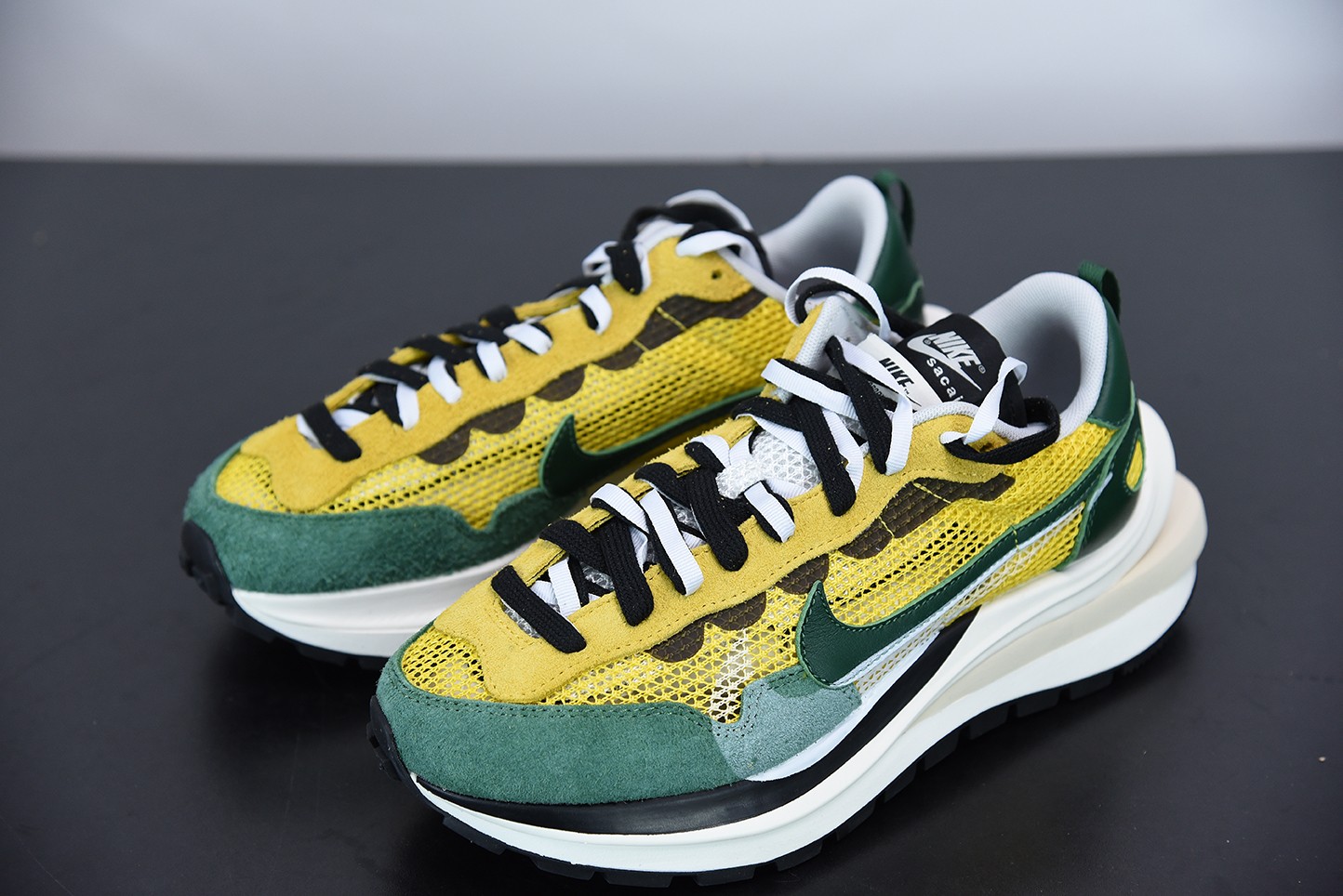 Nike Vaporwaffle sacai Tour Yellow Stadium Green Nike Vaporwaffle sacai Tour Yellow Stadium Green