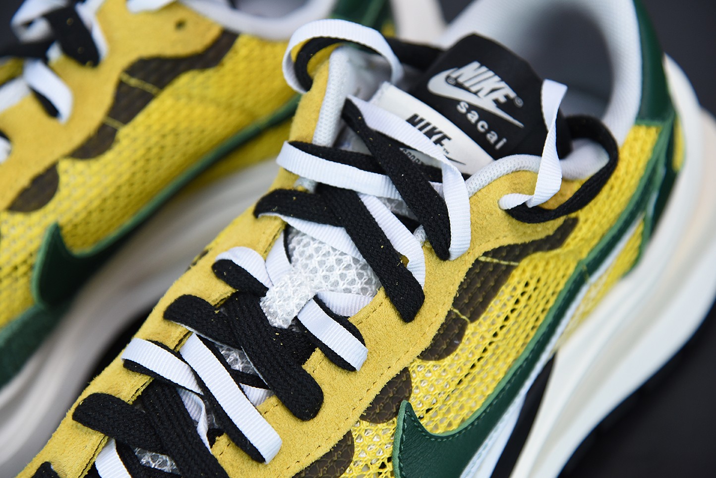 Nike Vaporwaffle sacai Tour Yellow Stadium Green Nike Vaporwaffle sacai Tour Yellow Stadium Green