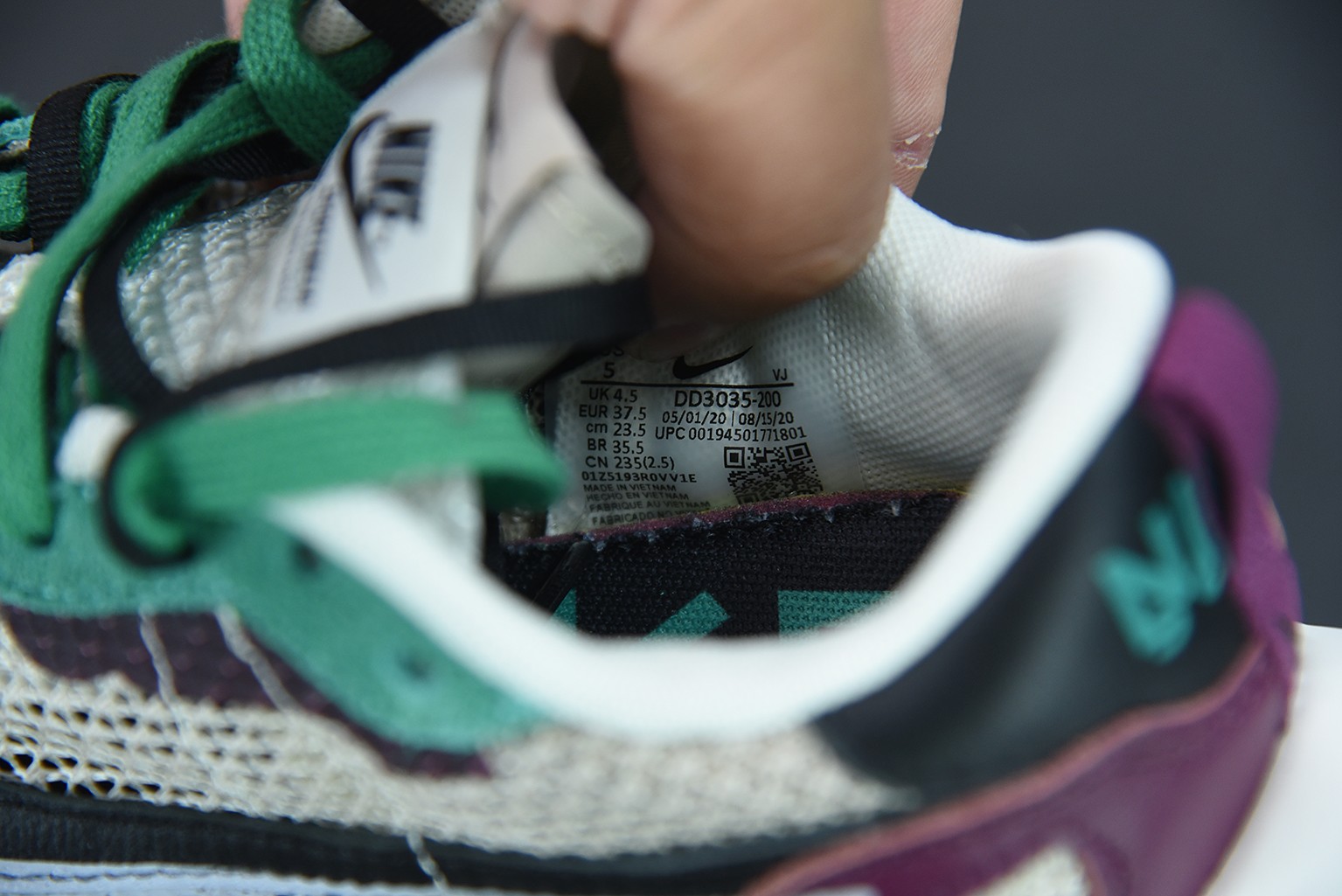 Nike Vaporwaffle sacai Villain Red Neptune Green Nike Vaporwaffle sacai Villain Red Neptune Green