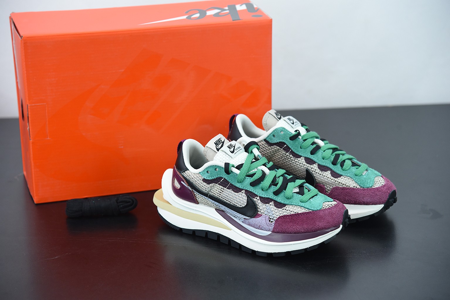 Nike Vaporwaffle sacai Villain Red Neptune Green Nike Vaporwaffle sacai Villain Red Neptune Green