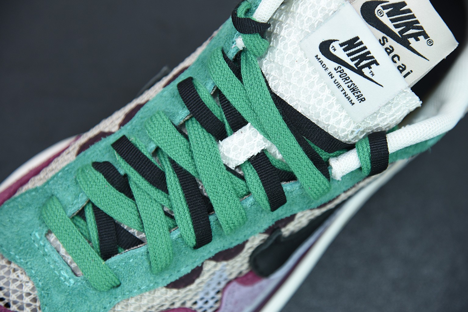 Nike Vaporwaffle sacai Villain Red Neptune Green Nike Vaporwaffle sacai Villain Red Neptune Green