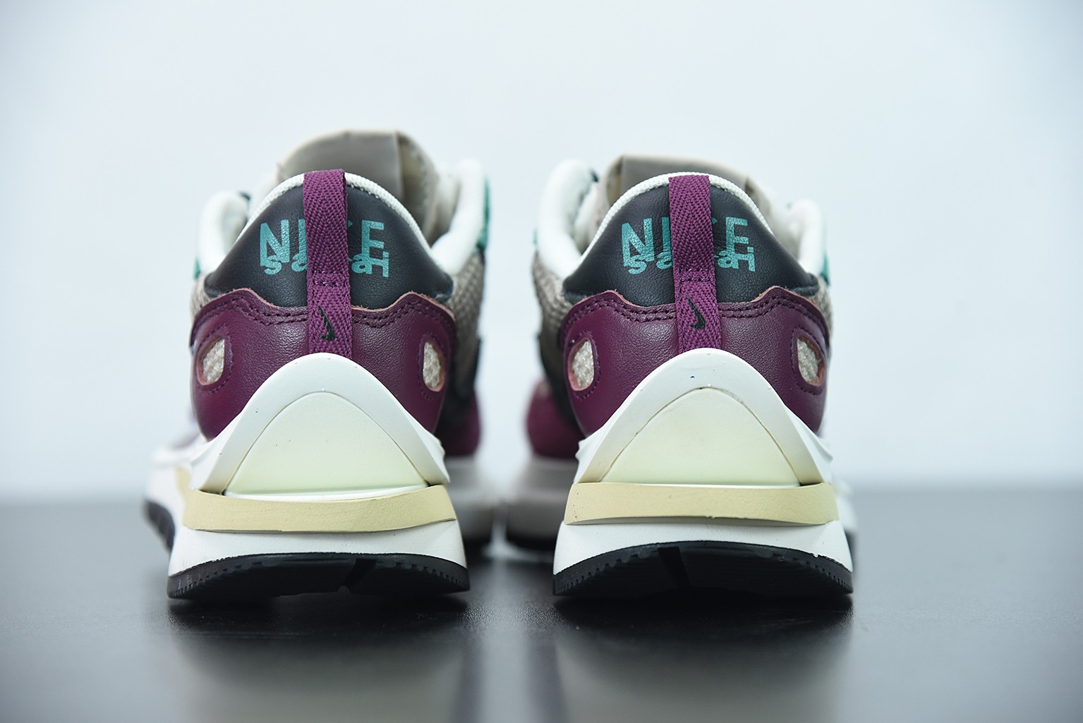 Nike Vaporwaffle sacai Villain Red Neptune Green Nike Vaporwaffle sacai Villain Red Neptune Green