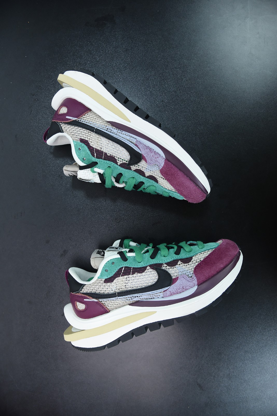 Nike Vaporwaffle sacai Villain Red Neptune Green Nike Vaporwaffle sacai Villain Red Neptune Green