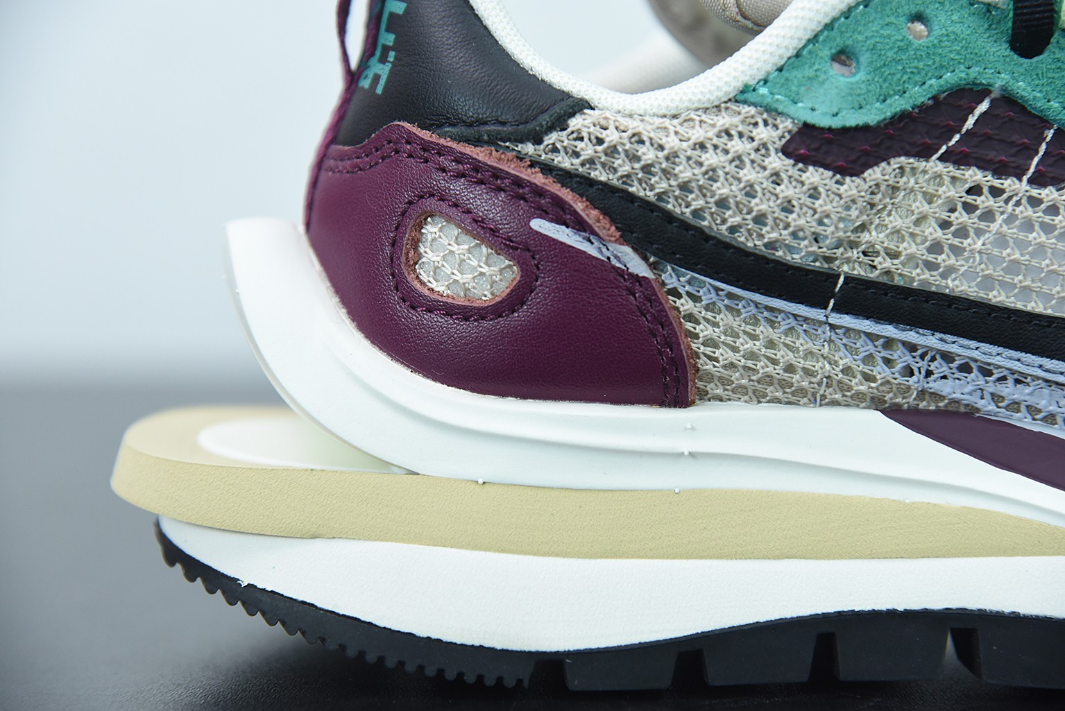 Nike Vaporwaffle sacai Villain Red Neptune Green Nike Vaporwaffle sacai Villain Red Neptune Green