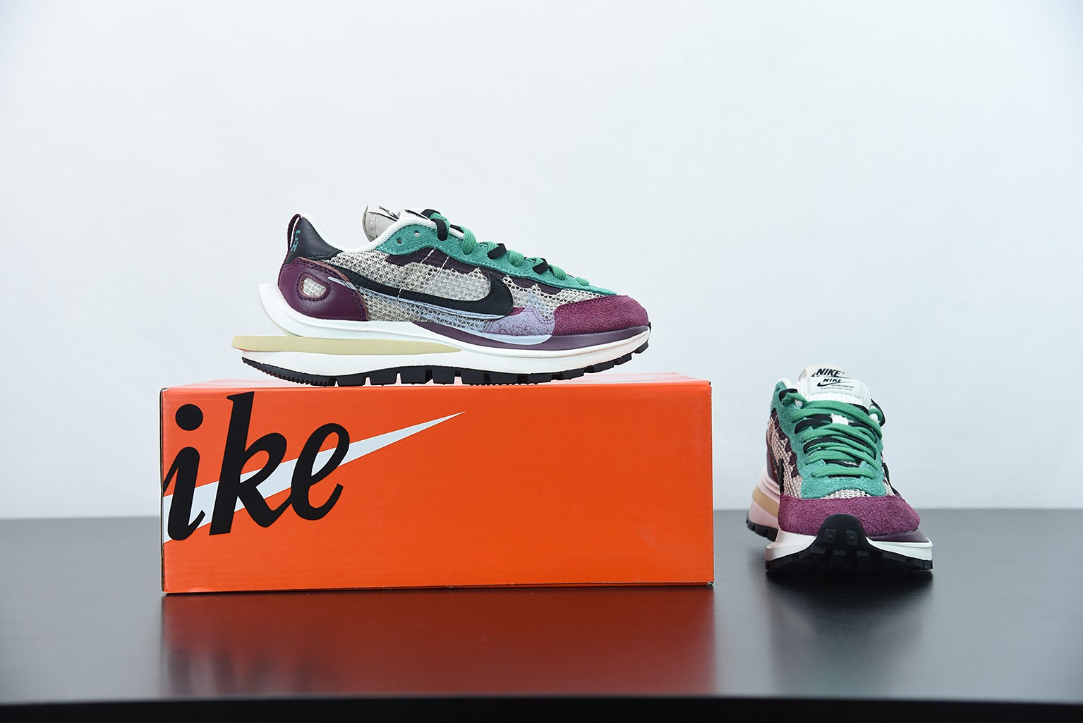Nike Vaporwaffle sacai Villain Red Neptune Green Nike Vaporwaffle sacai Villain Red Neptune Green
