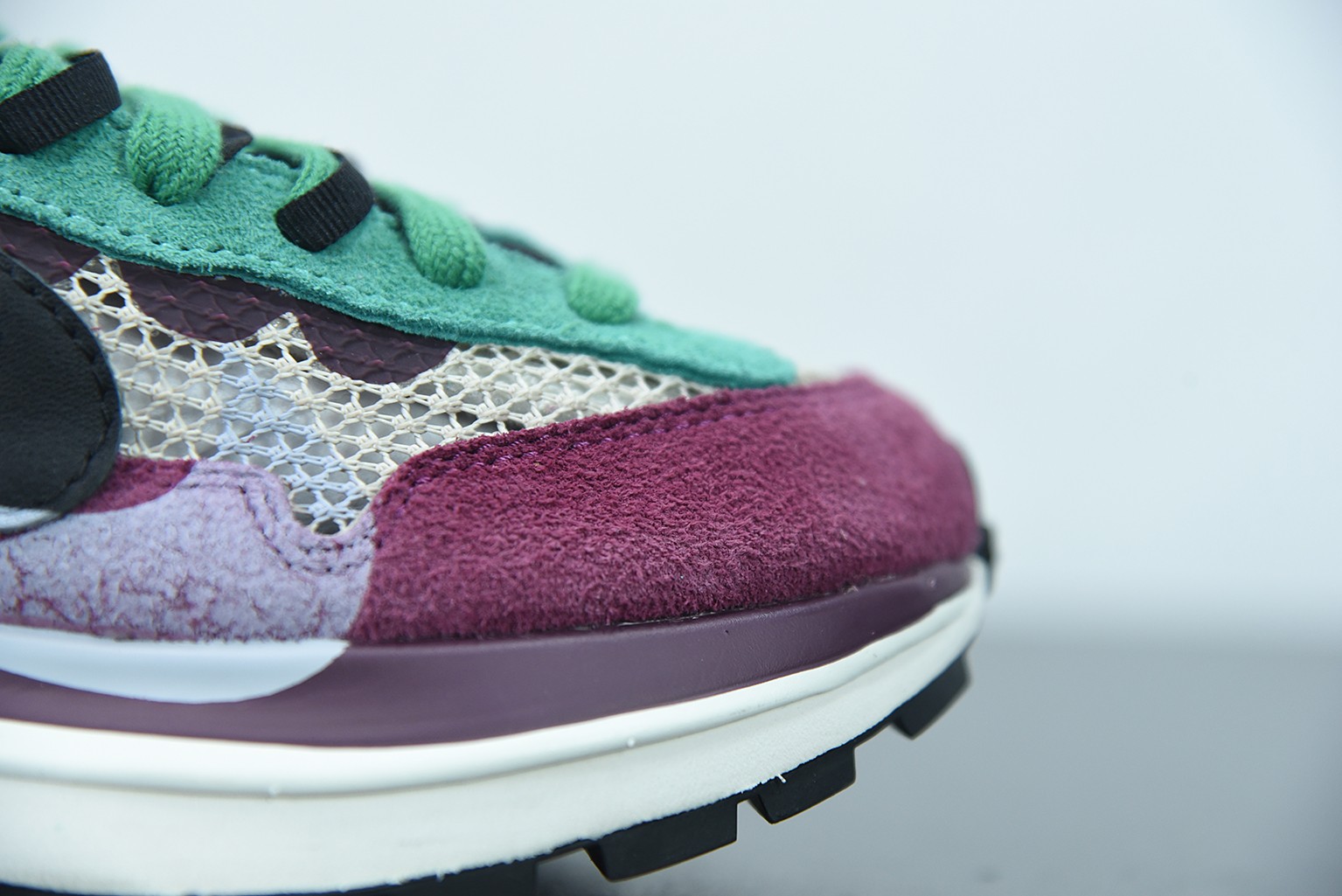 Nike Vaporwaffle sacai Villain Red Neptune Green Nike Vaporwaffle sacai Villain Red Neptune Green