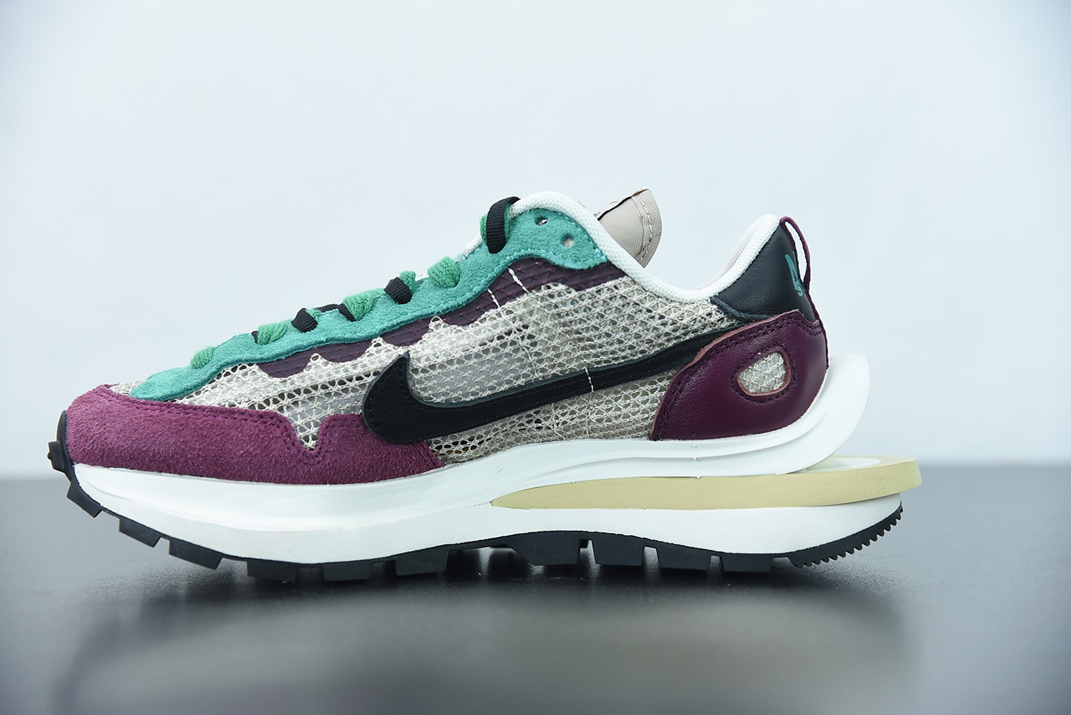 Nike Vaporwaffle sacai Villain Red Neptune Green Nike Vaporwaffle sacai Villain Red Neptune Green