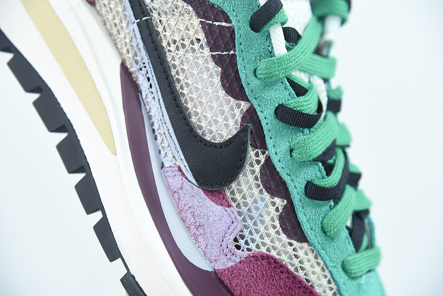 Nike Vaporwaffle sacai Villain Red Neptune Green Nike Vaporwaffle sacai Villain Red Neptune Green