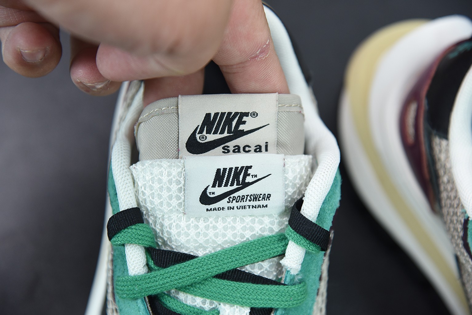 Nike Vaporwaffle sacai Villain Red Neptune Green Nike Vaporwaffle sacai Villain Red Neptune Green