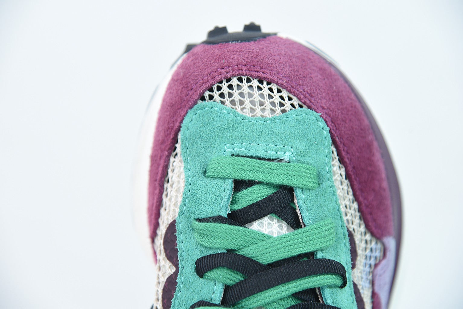 Nike Vaporwaffle sacai Villain Red Neptune Green Nike Vaporwaffle sacai Villain Red Neptune Green