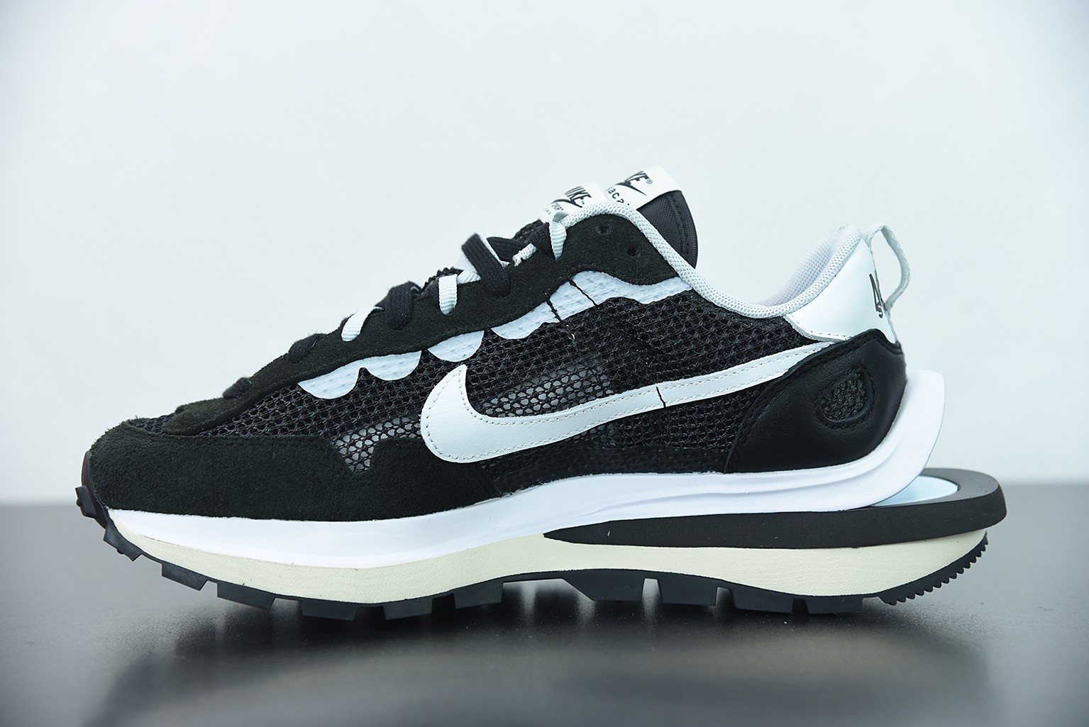 Nike Vaporwaffle sacai Black White Nike Vaporwaffle sacai Black White