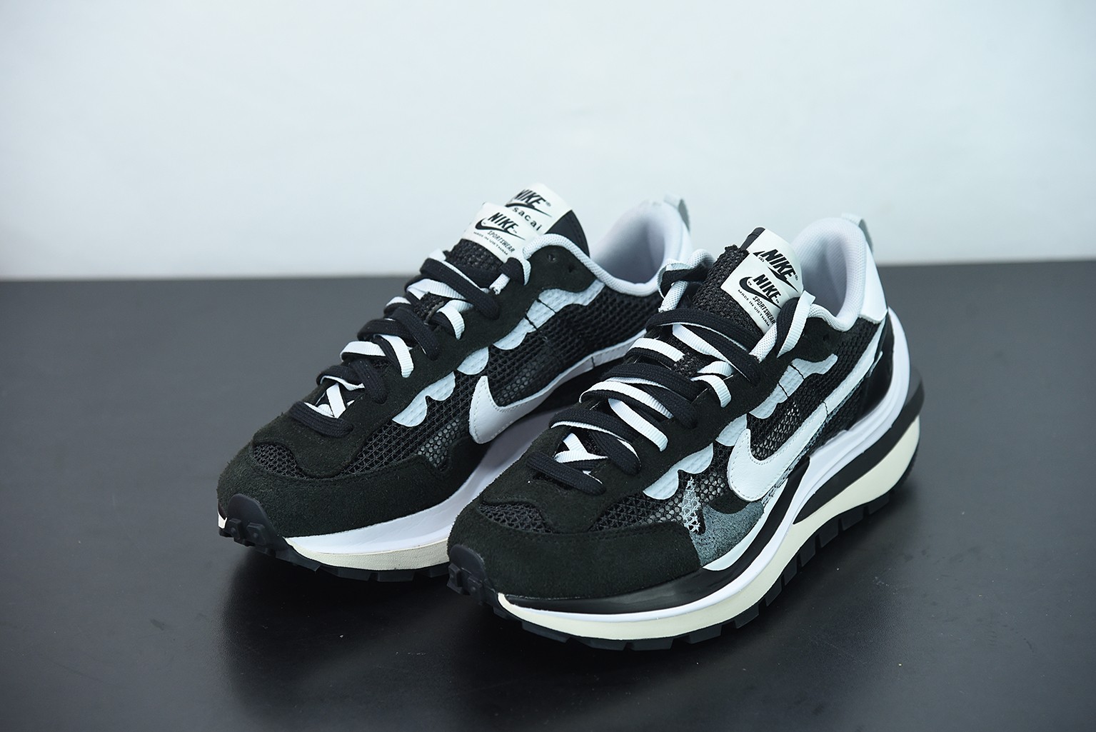 Nike Vaporwaffle sacai Black White Nike Vaporwaffle sacai Black White