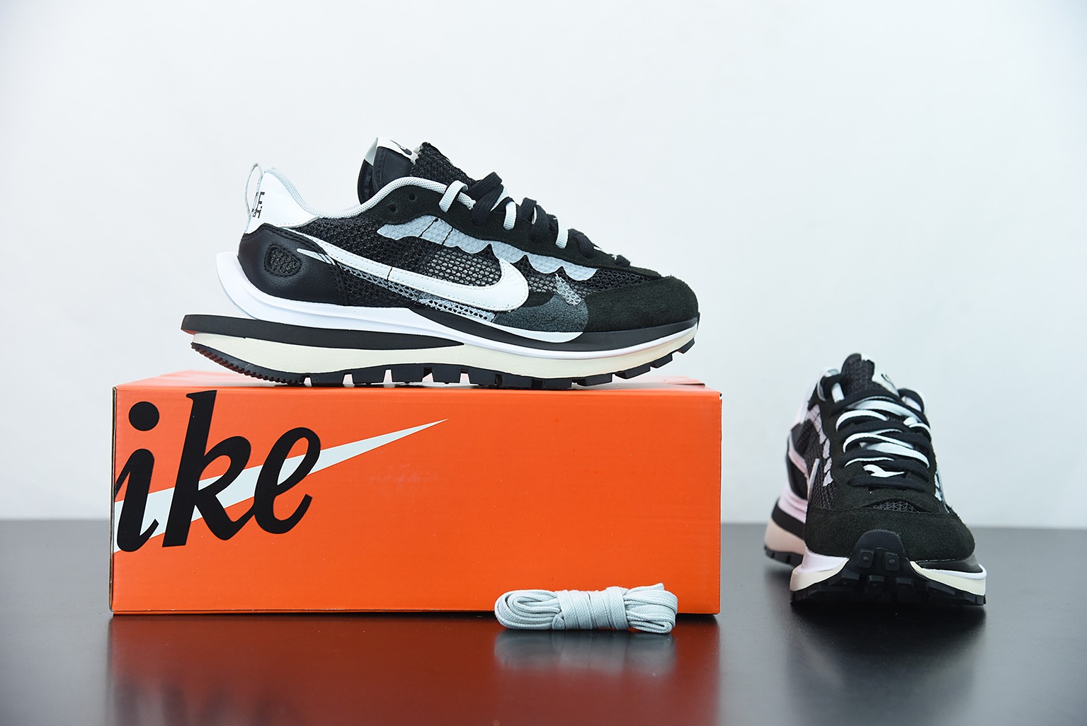 Nike Vaporwaffle sacai Black White Nike Vaporwaffle sacai Black White