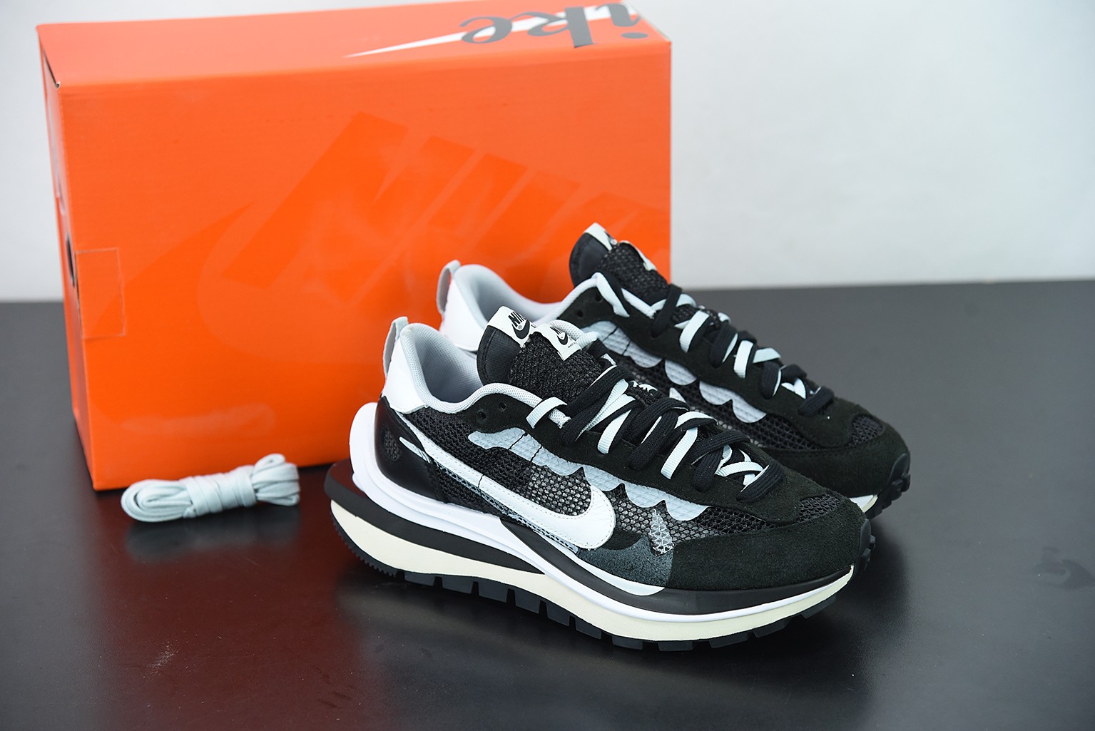 Nike Vaporwaffle sacai Black White Nike Vaporwaffle sacai Black White