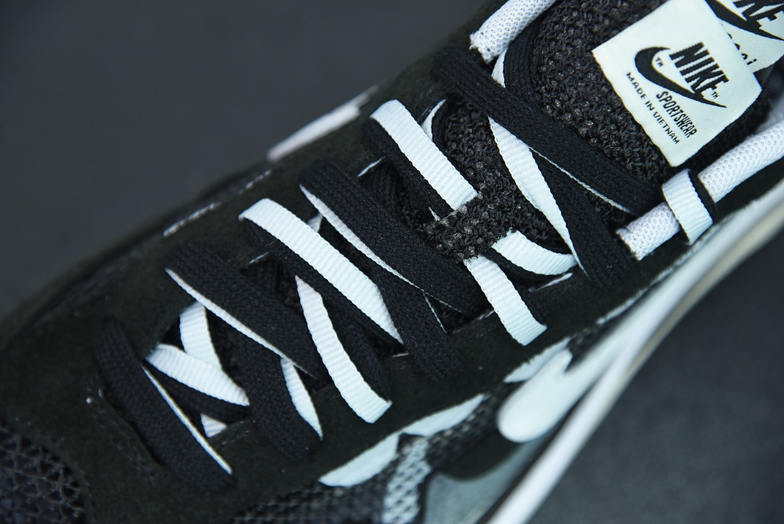 Nike Vaporwaffle sacai Black White Nike Vaporwaffle sacai Black White