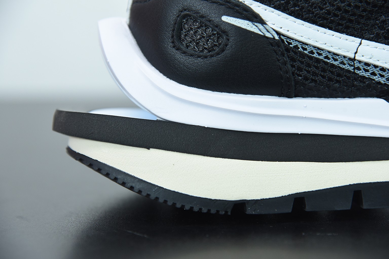 Nike Vaporwaffle sacai Black White Nike Vaporwaffle sacai Black White
